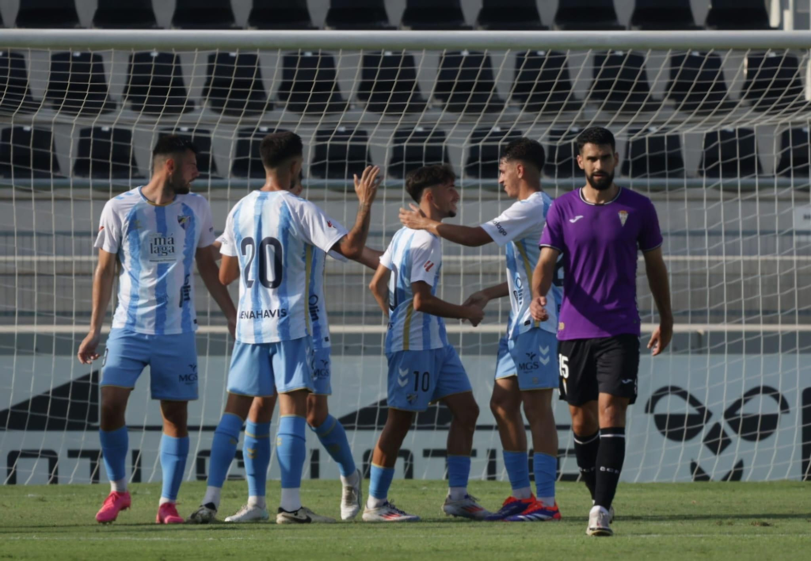 Las mejores fotos del ambiente en el Municipal de La Línea para el Málaga - Córdoba CF