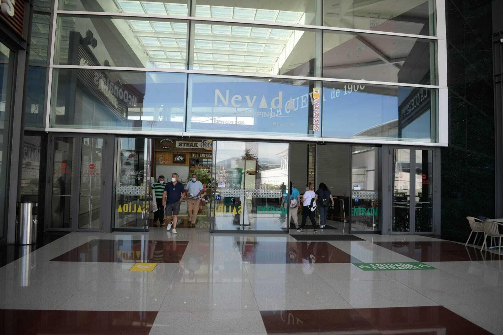 Fotos de la reapertura del centro comercial Nevada Shopping en Granada