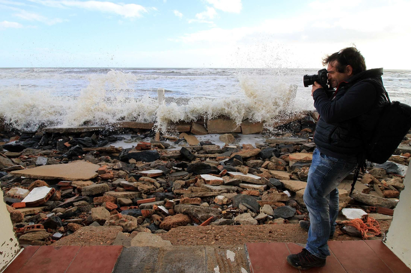 Imágenes de la visita de Rajoy y Susana Díaz a la playa de La Antilla