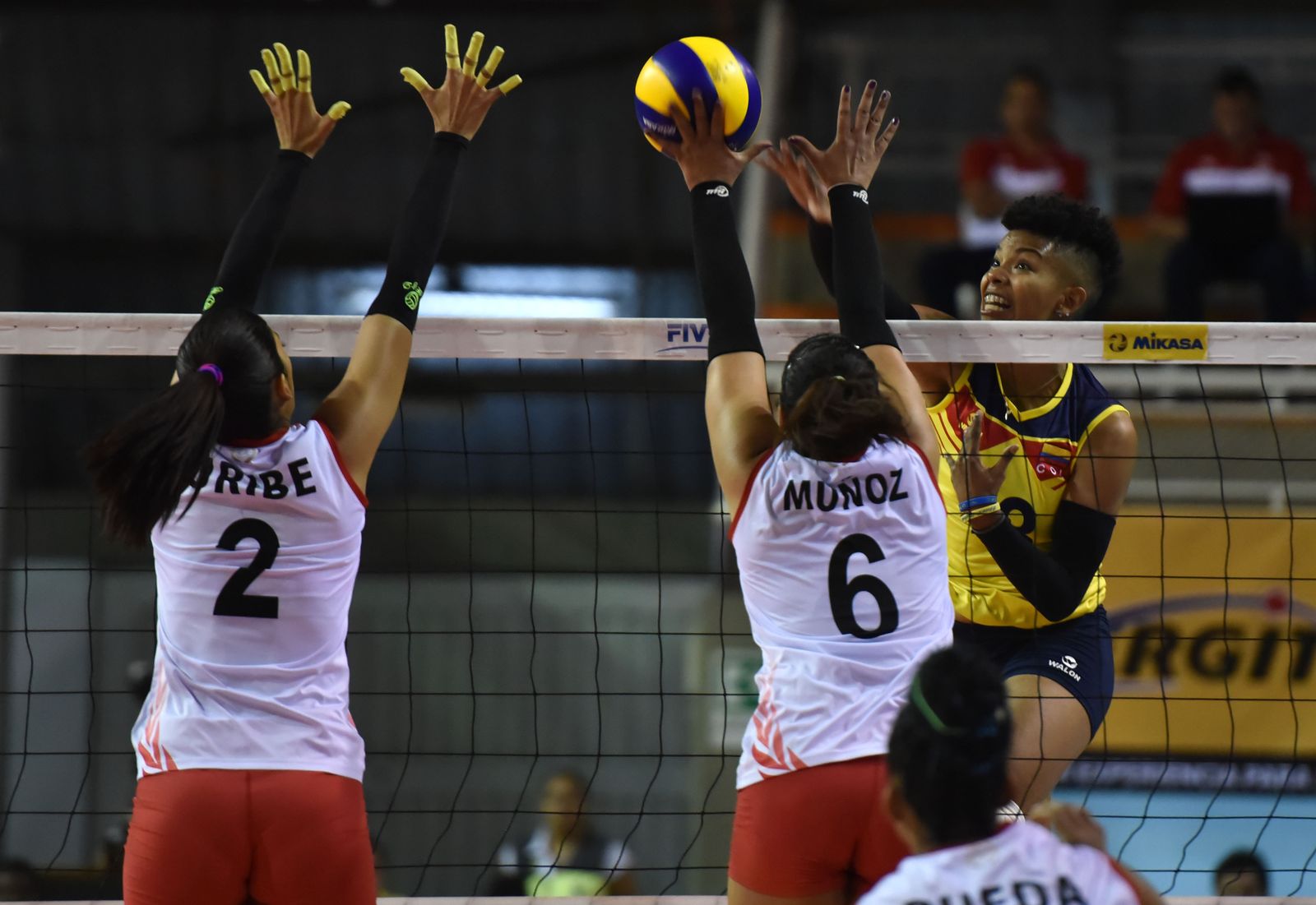 Batalla aérea en ambos lados de la red