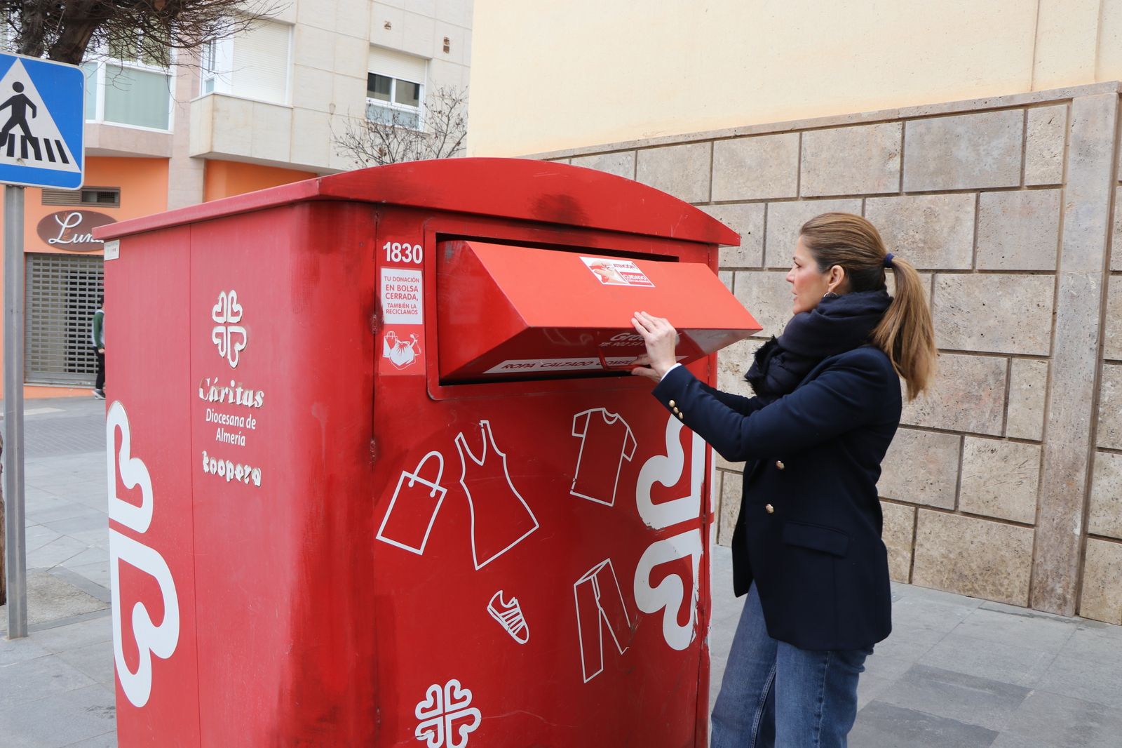 Delia Mira, junto a un contenedor de Cáritas.