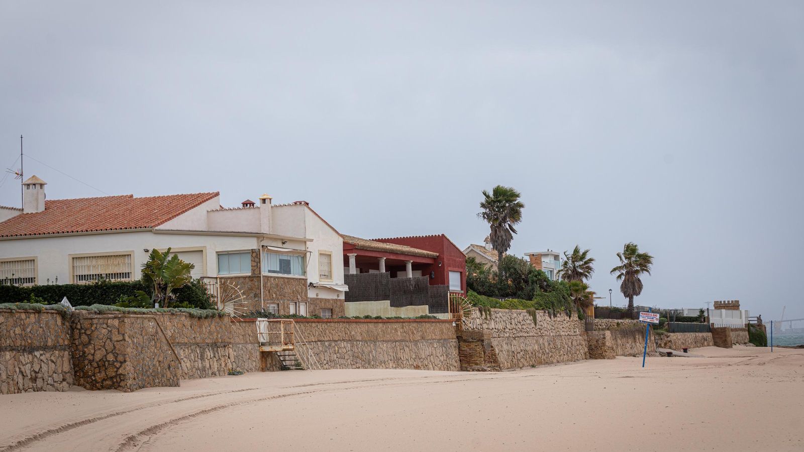 Algunos chalés de los que se encuentran en primera línea de playa de lo que será la tercera fase del paseo.
