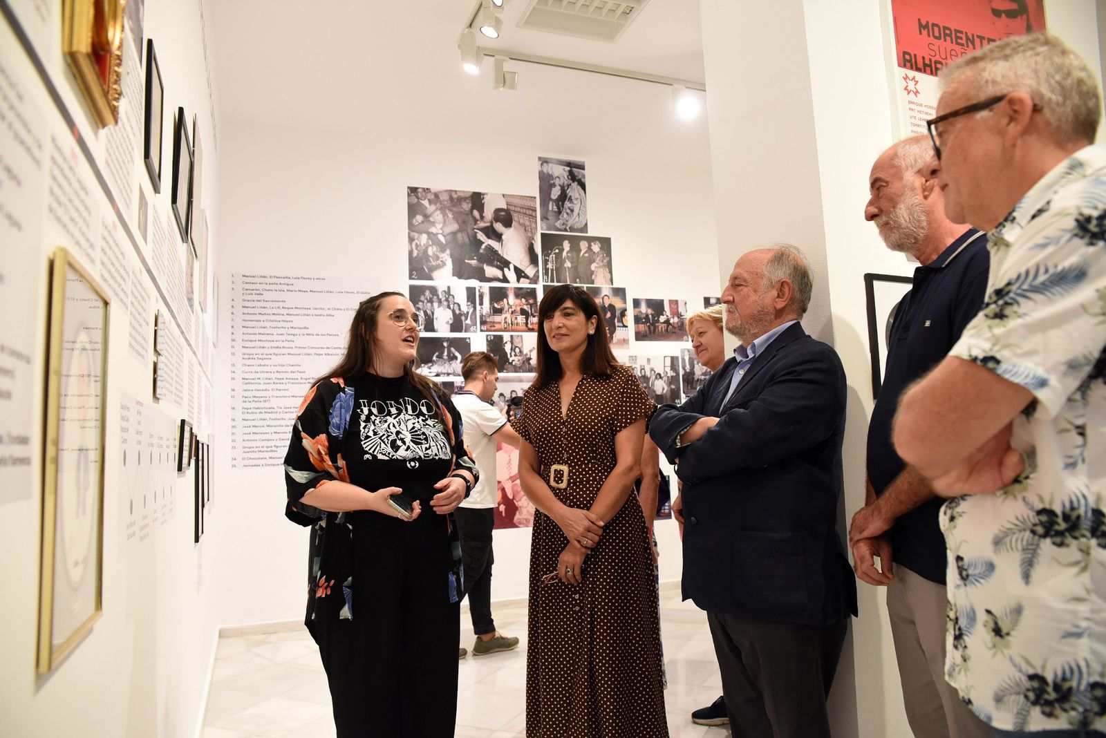 De izquierda a derecha, Carmen Pascual, comisaria de la exposición;  Pilar Caracuel, diputada de Cultura; Alberto Fernández, patrono de Unicaja; Víctor Vázquez, presidente de la Plateria; y  Carlos Jiménez, director del Festival de Cine Flamenco de Granada.