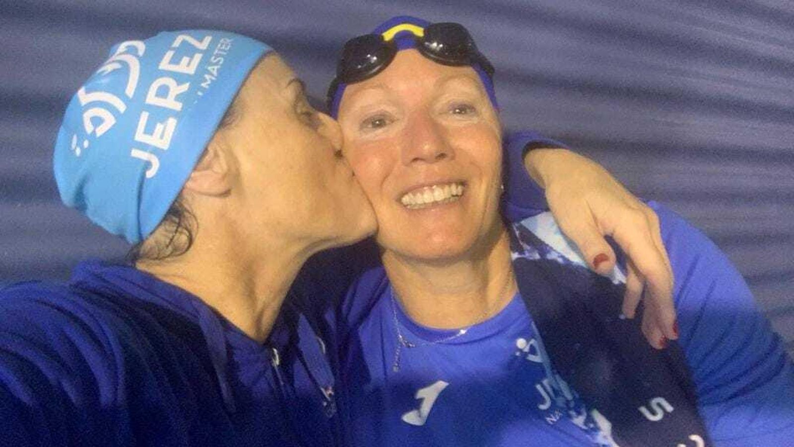 Bea Pérez, top ten mundial FINA, felicita a la nadadora olímpica Ute Hasse. Bea Pérez, top ten mundial FINA, felicita a la nadadora olímpica Ute Hasse.