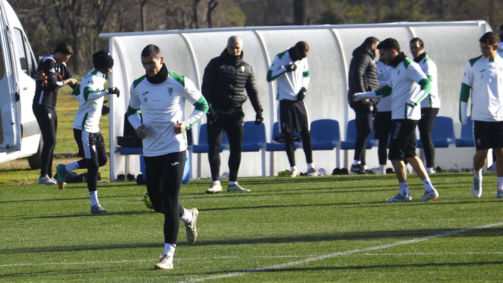 Adri Fuentes, en primer plano, en un entrenamiento del Córdoba CF.
