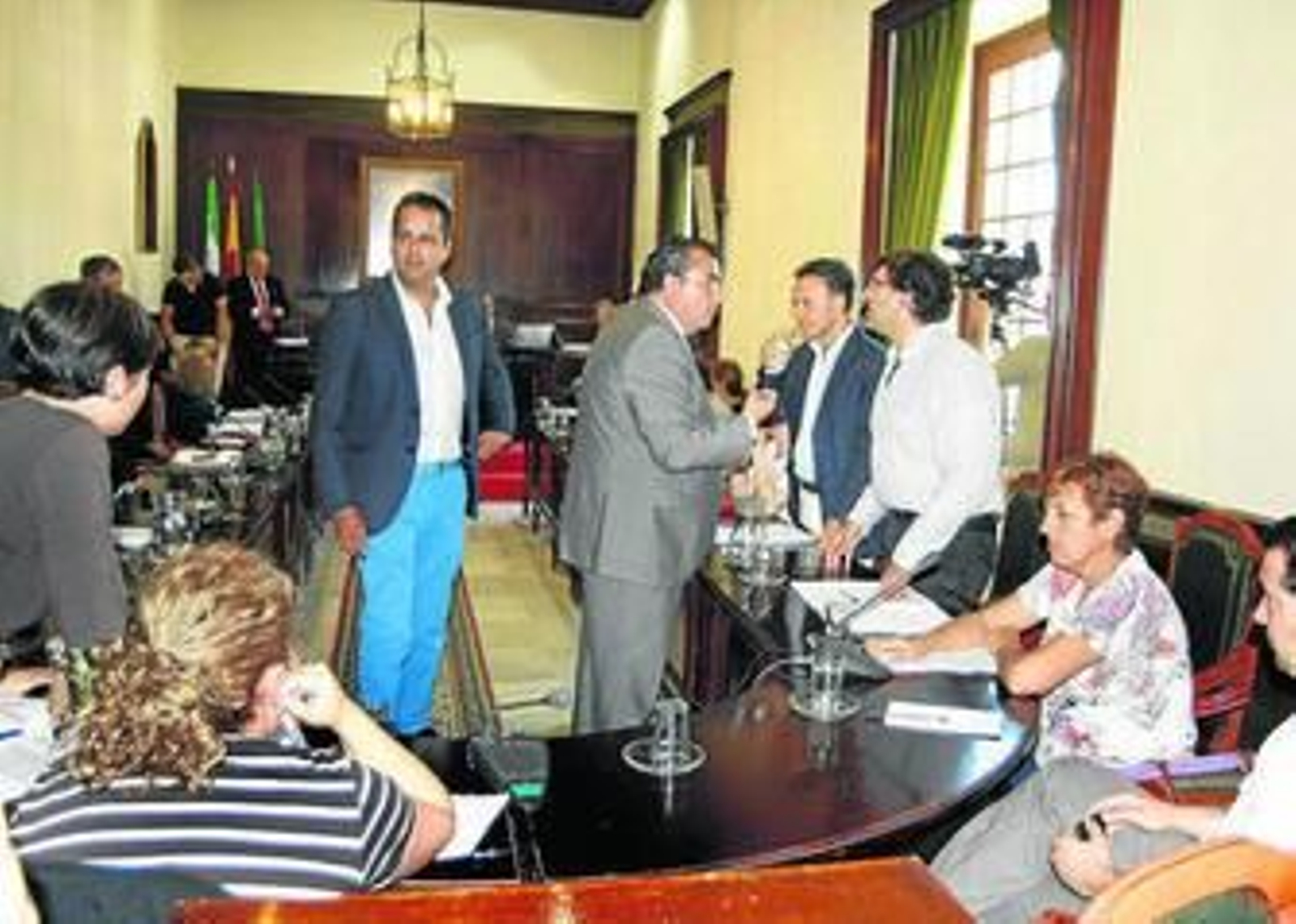 El alcalde portuense, Enrique Moresco,  se dirige a los grupos antes de la junta general de Impulsa.