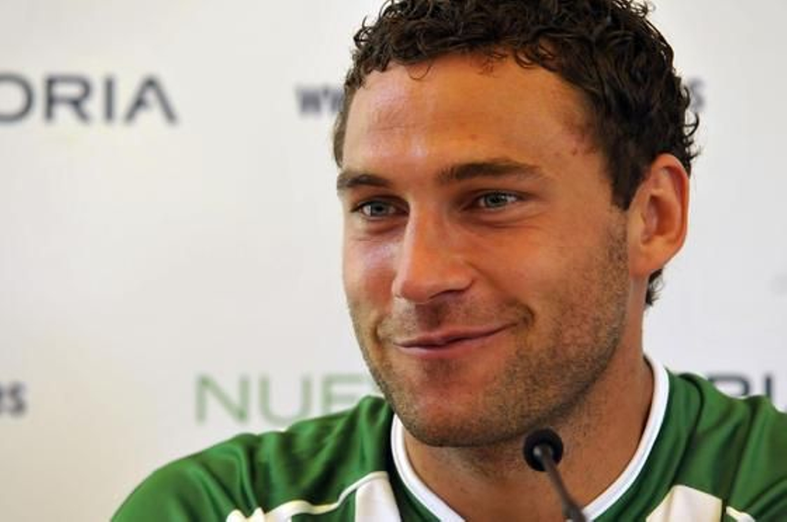 El serbio Tosic es presentado como nuevo jugador del Real Betis.

Foto: Juan Carlos Vázquez