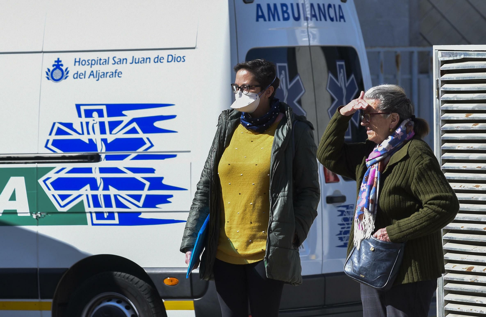 Una persona con mascarilla en un hospital sevillano.