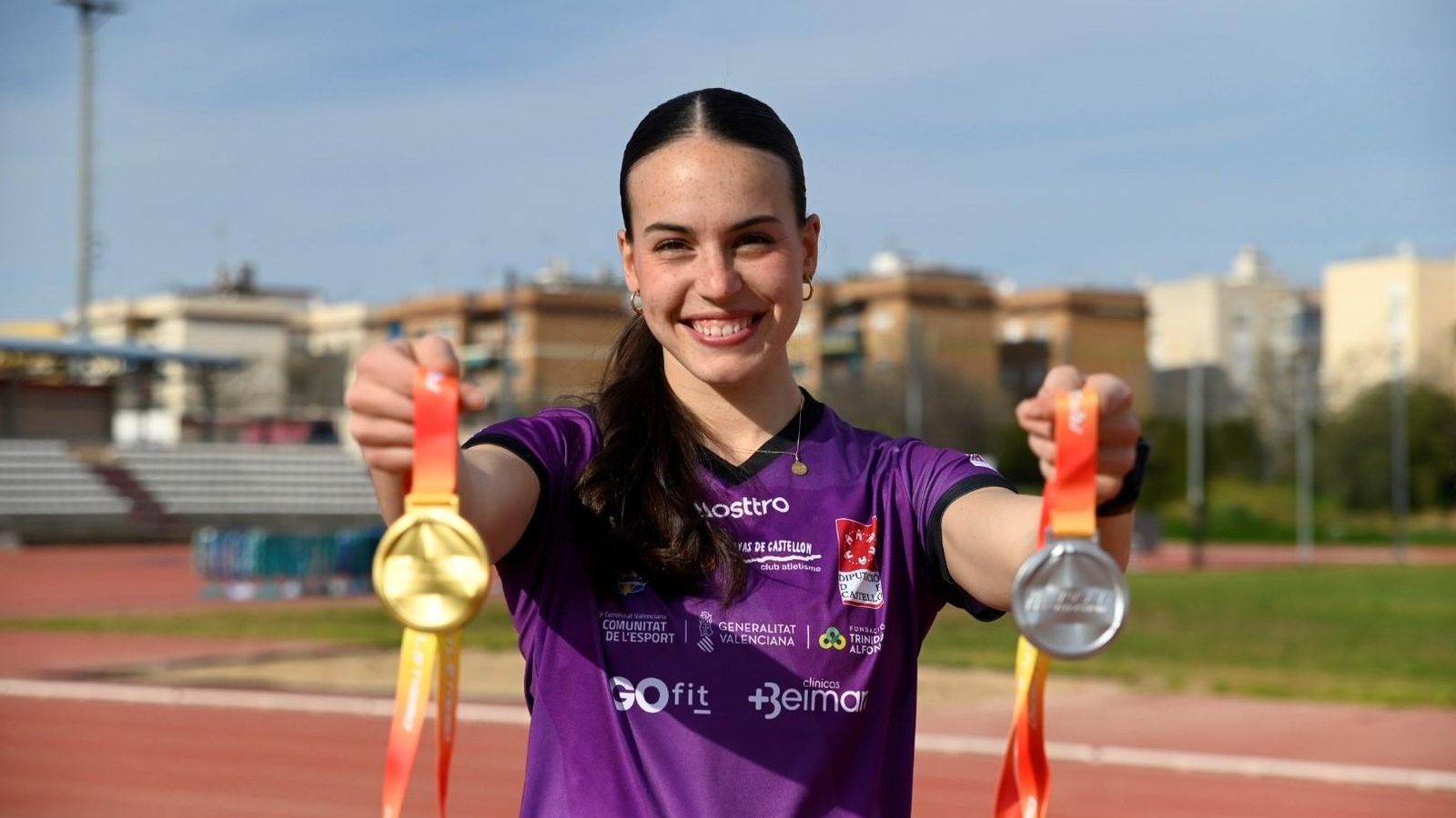 Carmen Avilés posa con dos medallas