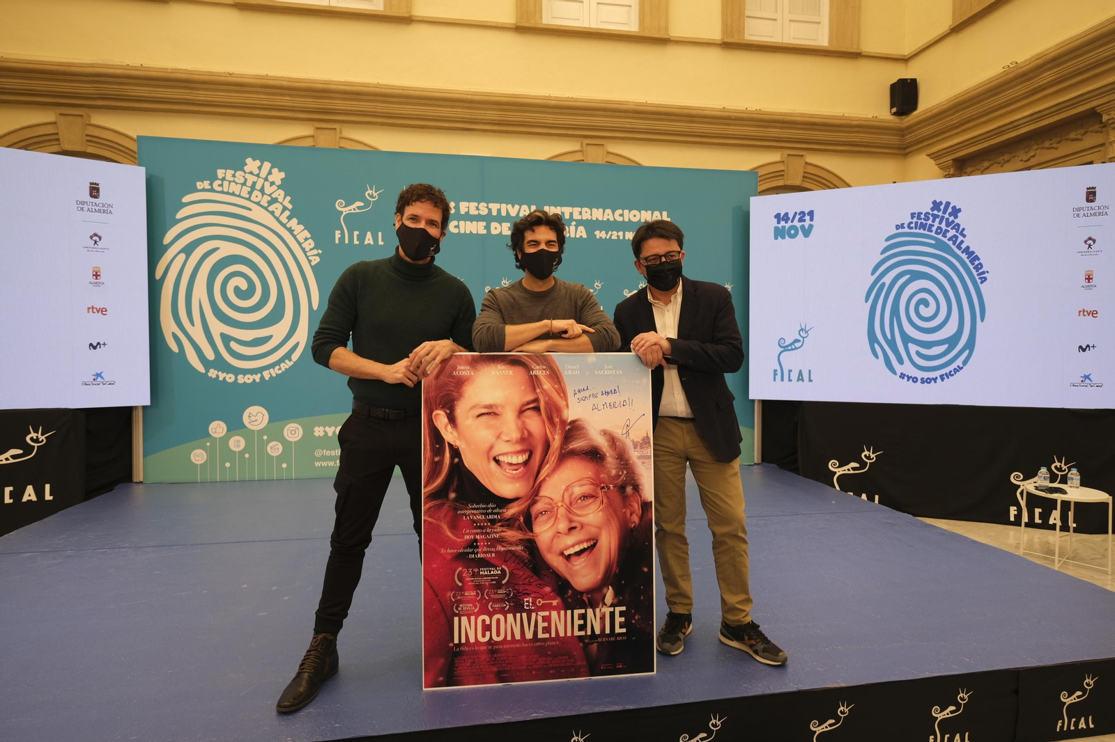 El director, Bernabé Rico, el actor, Daniel Grao y el diputado, Manuel Guzmán presentando 'El Inconveniente’.