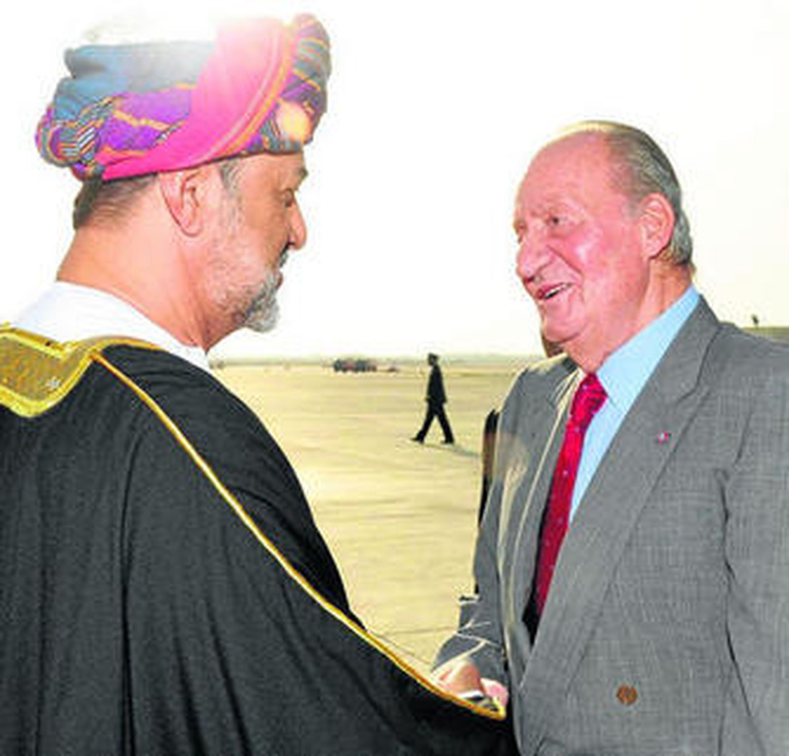 El sultán de Omán, Qabus bin Said, recibe a don Juan Carlos.