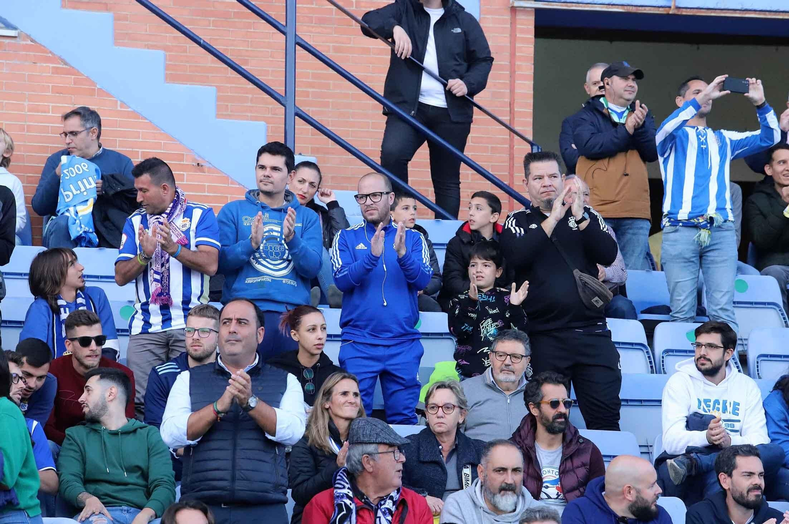 Imágenes del ambiente en las gradas del Nuevo Colombino