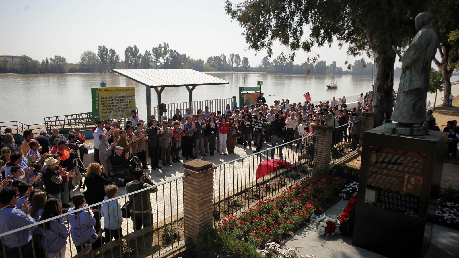 Inauguración en Coria del Río del monumento Yashiro en la Orilla.
