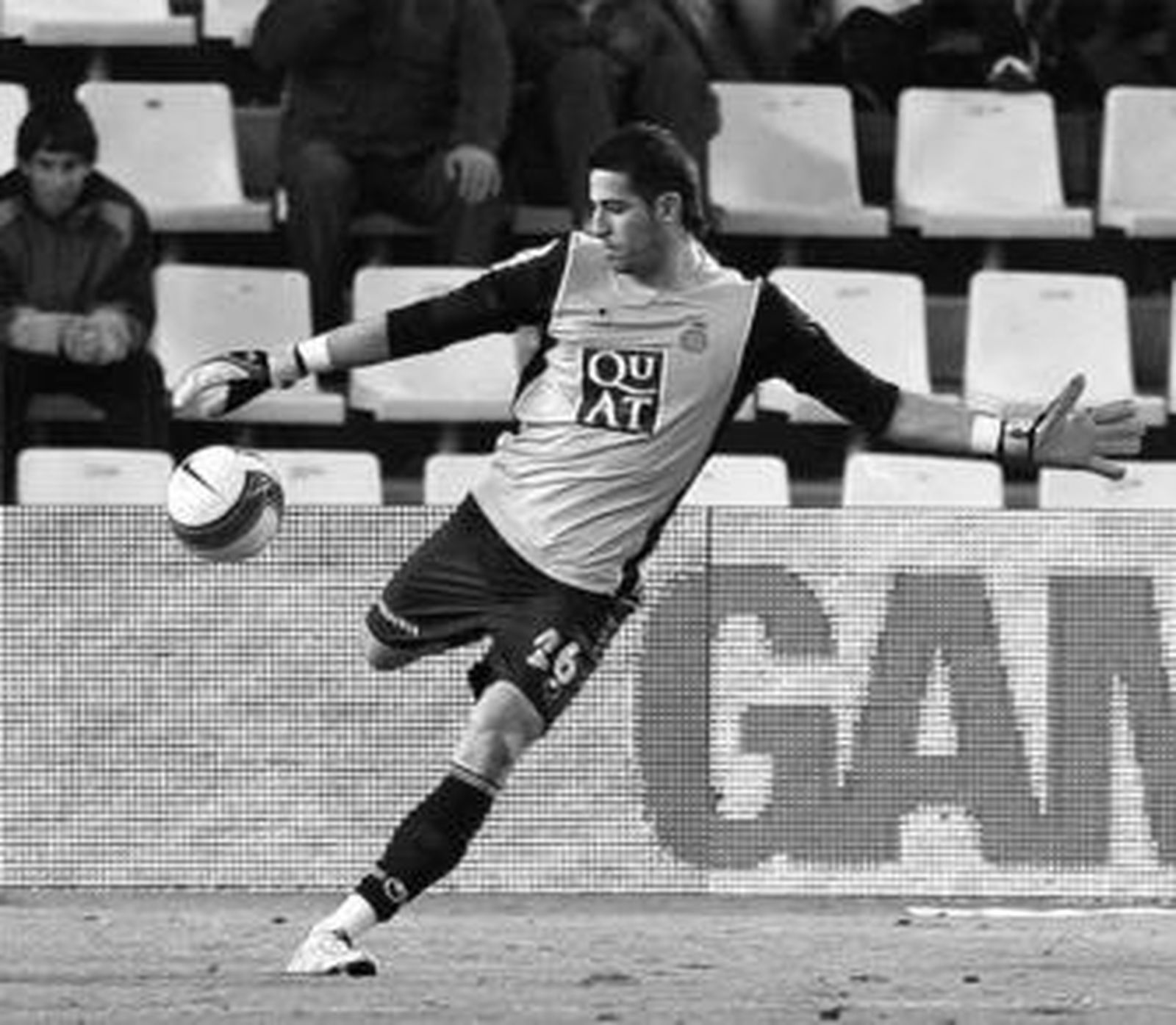 Kiko Casilla saca de su portería en un partido de la pasada campaña.