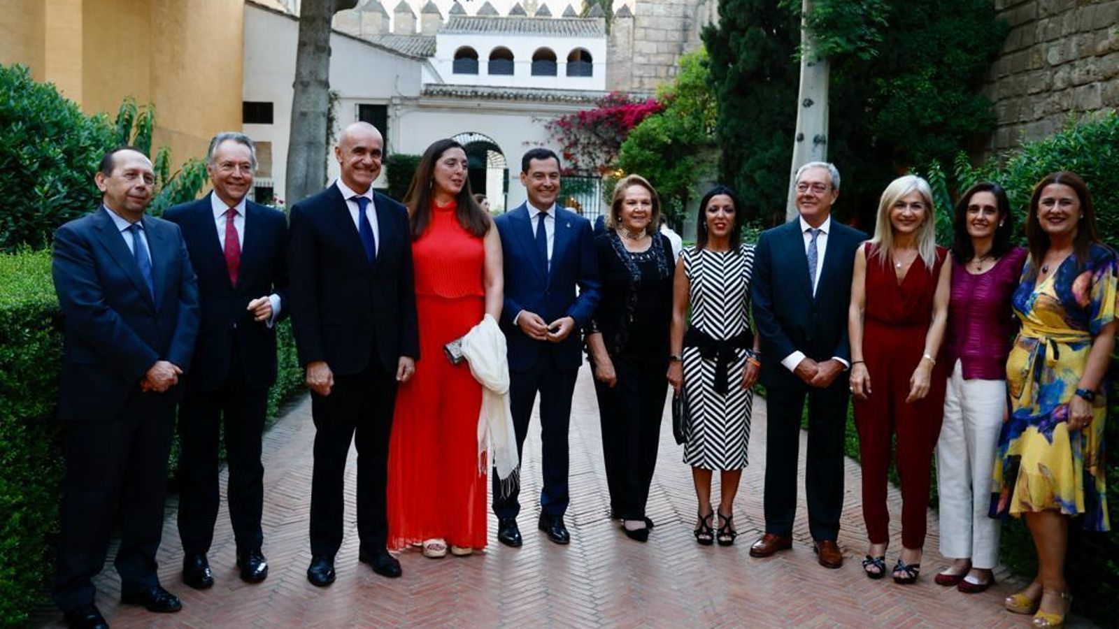 Autoridades y organizadores del Premio Clavero junto a la galardonada, Pilar Manchón, a la entrada del Patio de la Montería del Alcázar de Sevilla.