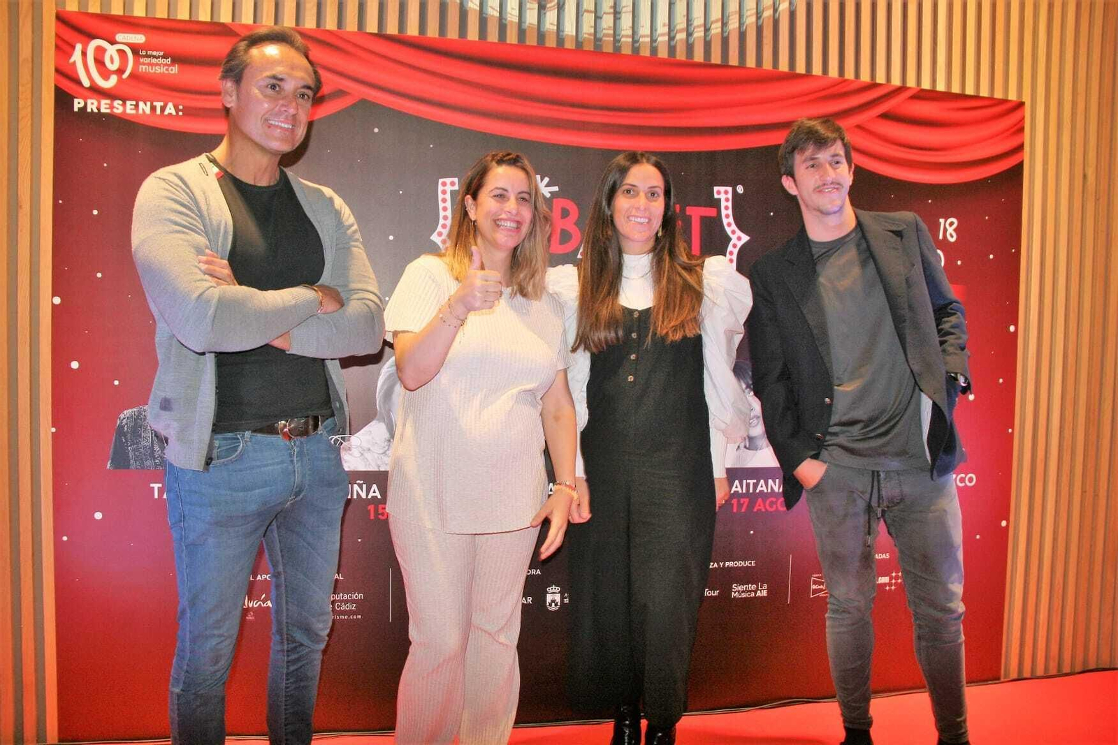 Débora y Rafael Casillas junior, junto a  Rocío Moreira (directora general del Grupo Concert Tour) y el director artístico Álvaro Linares.