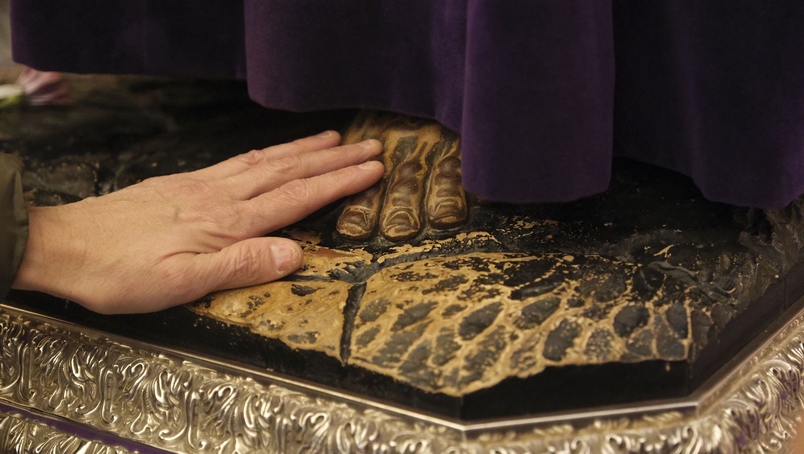 Imágenes del multitudinario besapiés del Cristo de Medinaceli en la Catedral de Almería