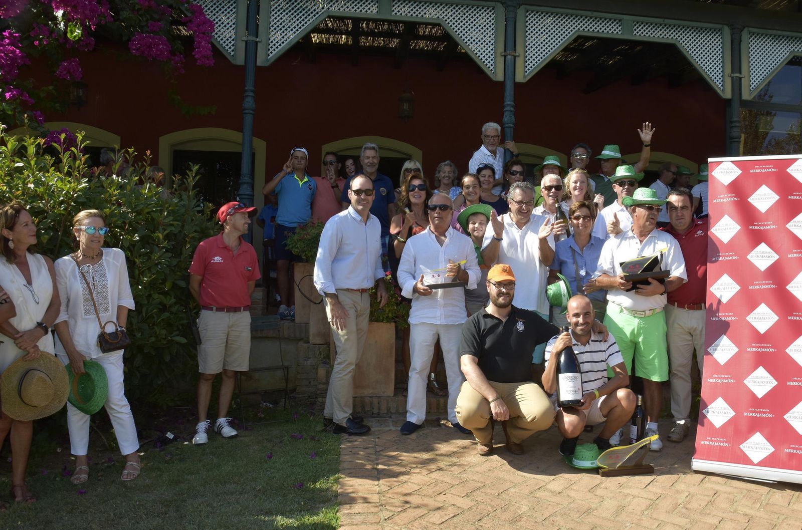 Varios de los participantes en el torneo celebrado en Isla Canela posan con los premios obtenidos.