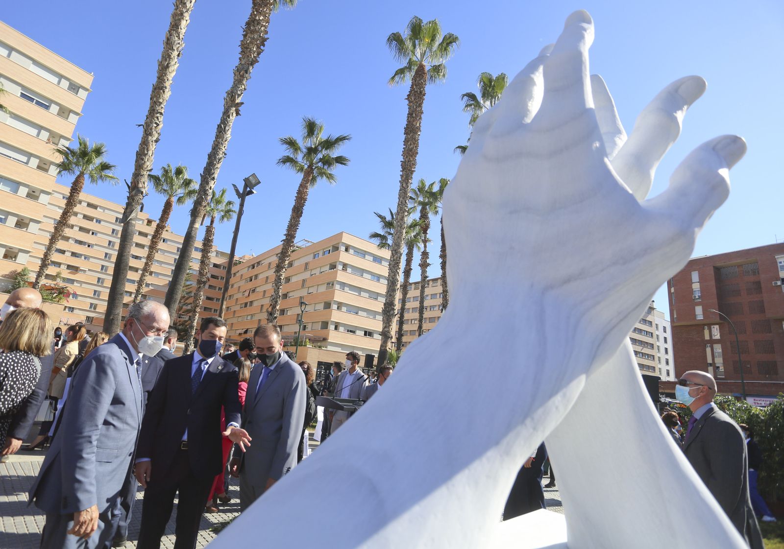 El alcalde y el presidente de la Junta observan la escultura.