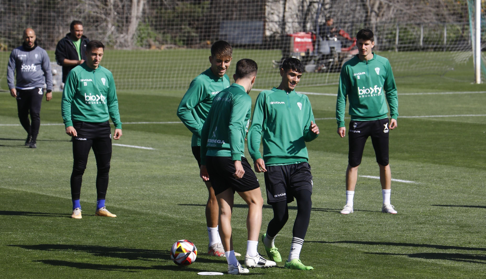 Isma Ruiz es presionado por Mati Barboza y Álex López.