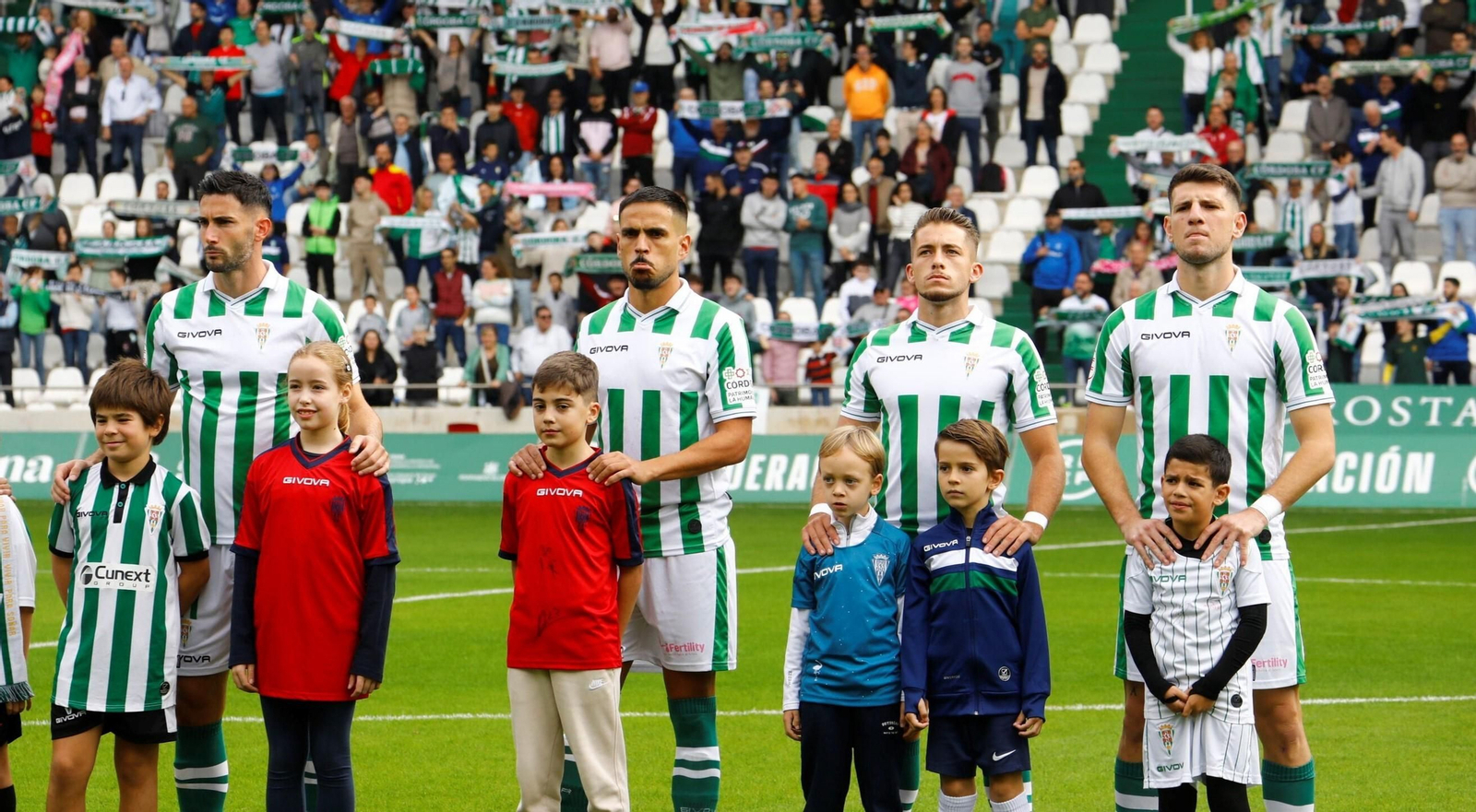 Los jugadores del Córdoba CF, antes de empezar un partido en El Arcángel. Los jugadores del Córdoba CF, antes de empezar un partido en El Arcángel.