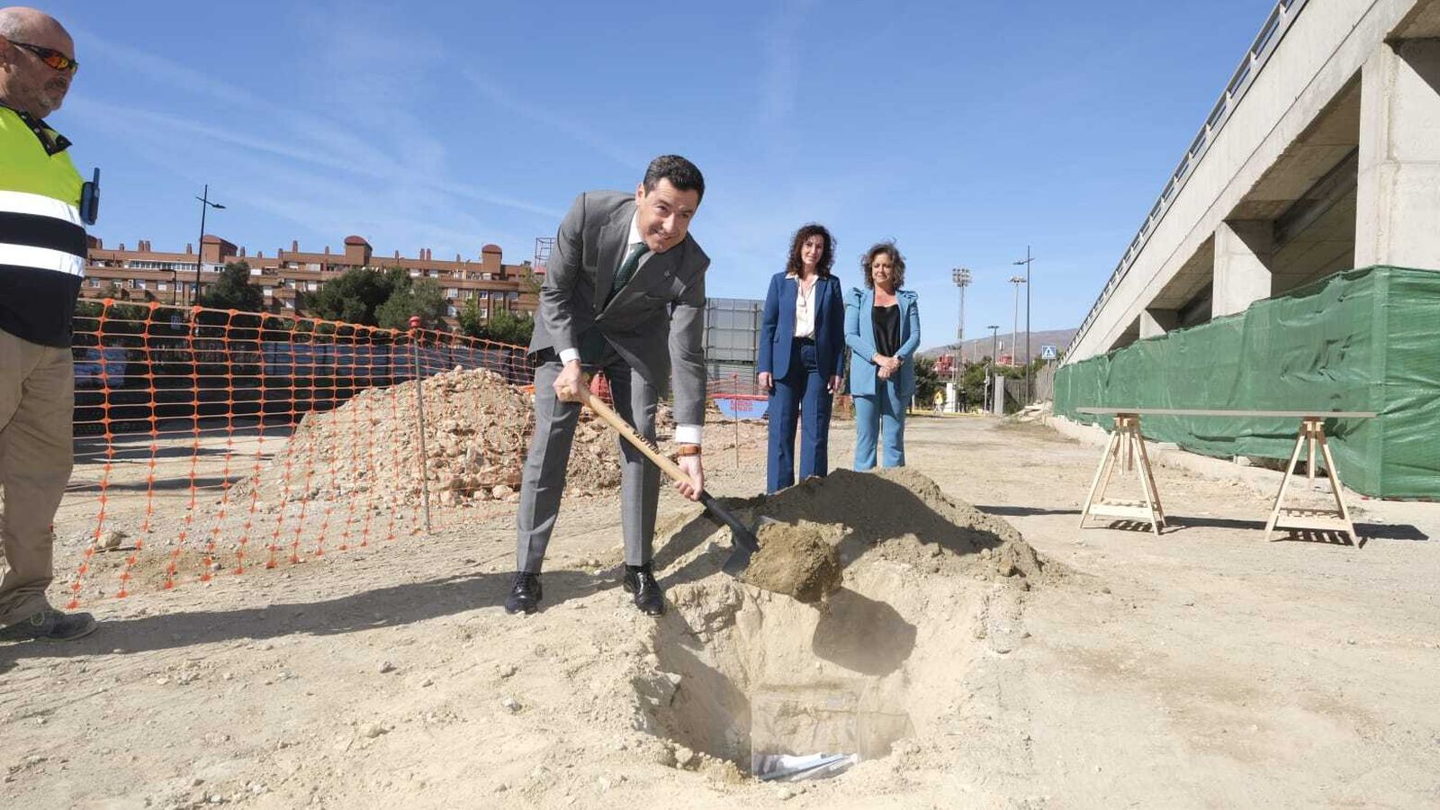 Juan Manuel Moreno coloca la primera piedra del edificio que albergará 119 consultas externas, el Hospital Oncológico y el Hospital de Día en Torrecárdenas