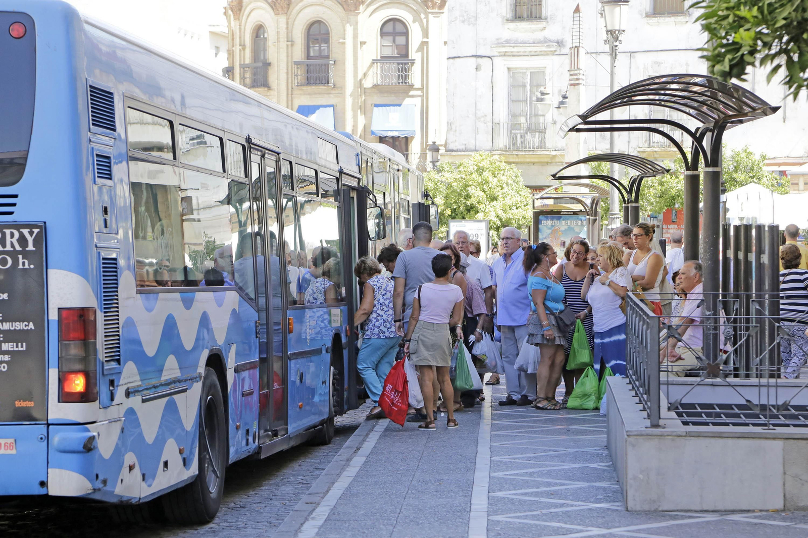 Usuarios del transporte público subiéndose a un autobús urbano en la plaza Esteve.