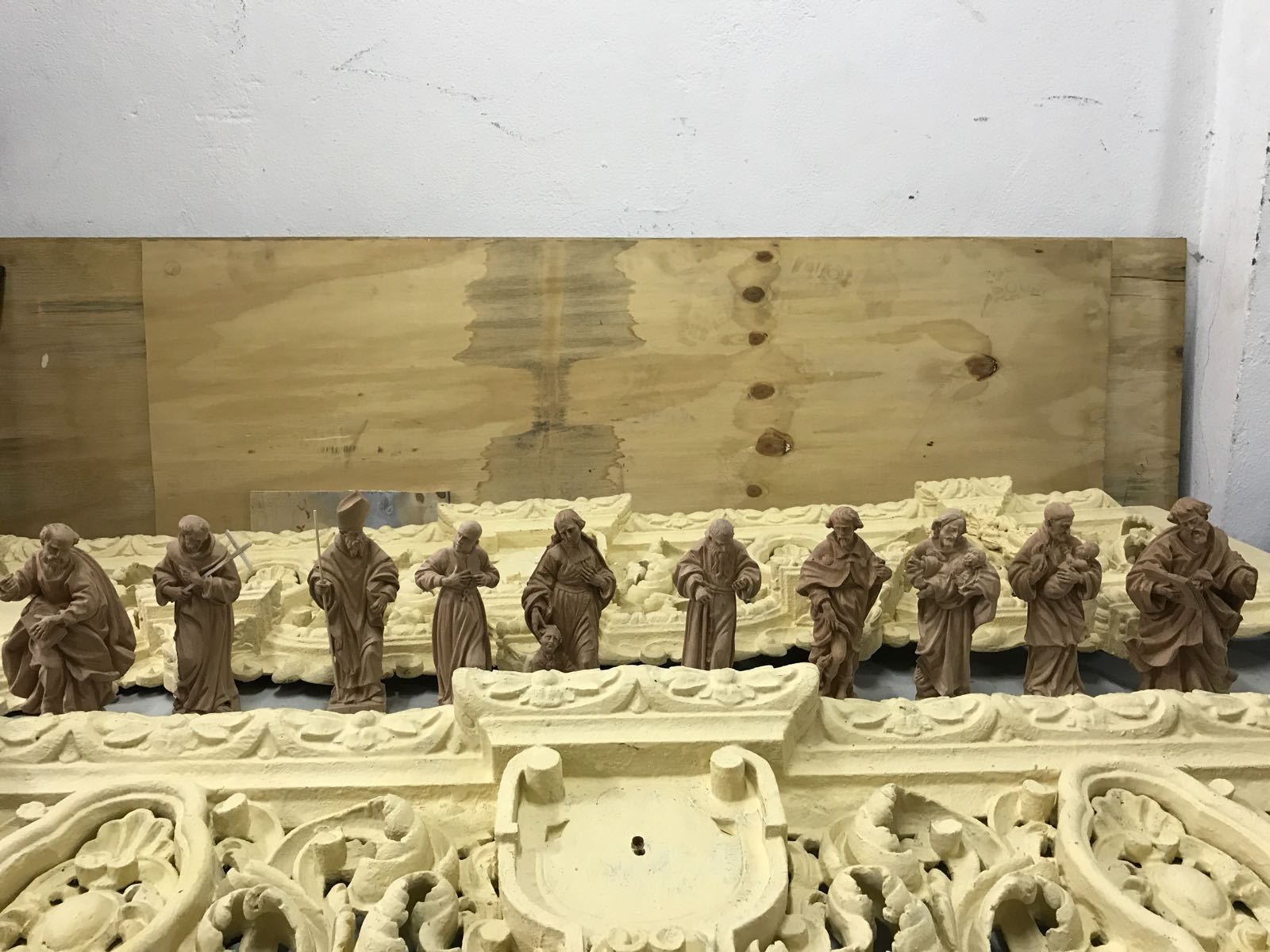 Parte de la imaginería que lucirá en los respiraderos en la próxima Semana Santa el paso de misterio del Cristo de la Misericordia.