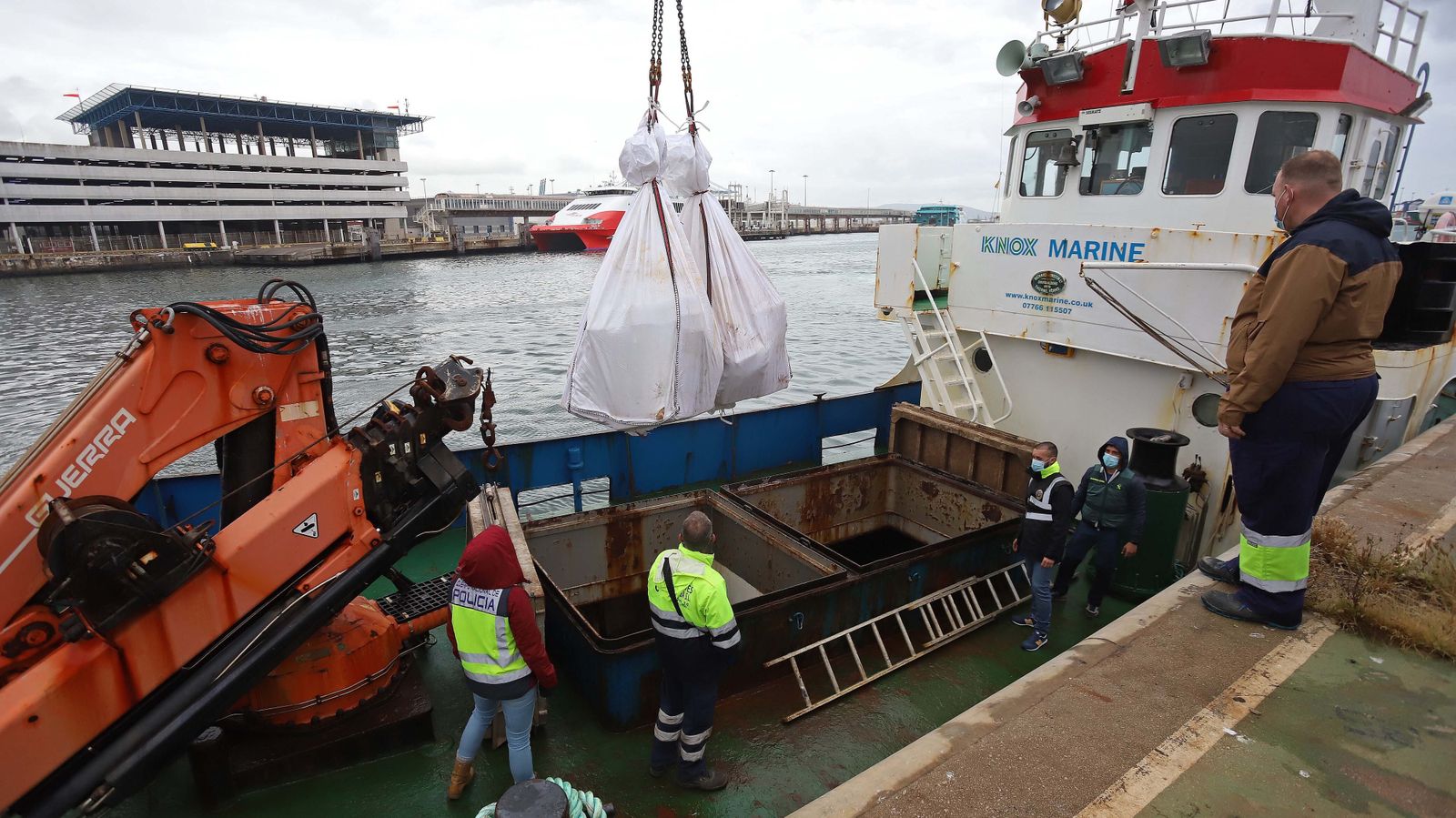 Fotos de la intervención de hachís en el remolcador 'Felsted' en el puerto de Algeciras