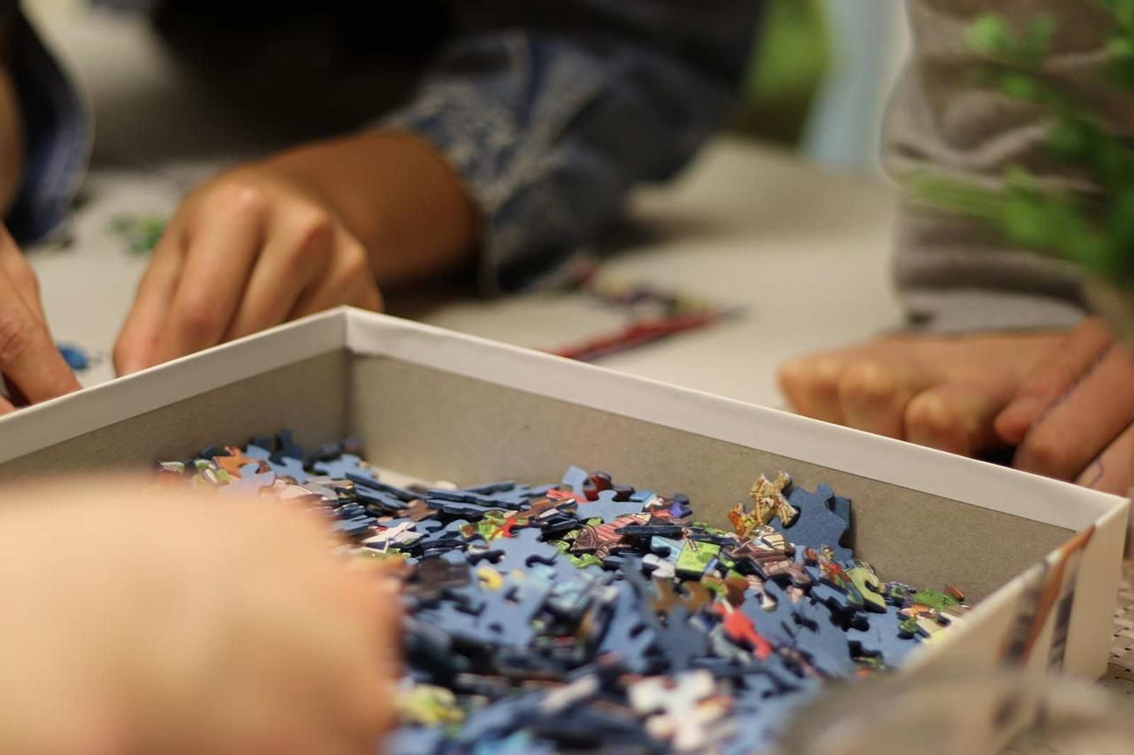 Caja con piezas de puzzle.