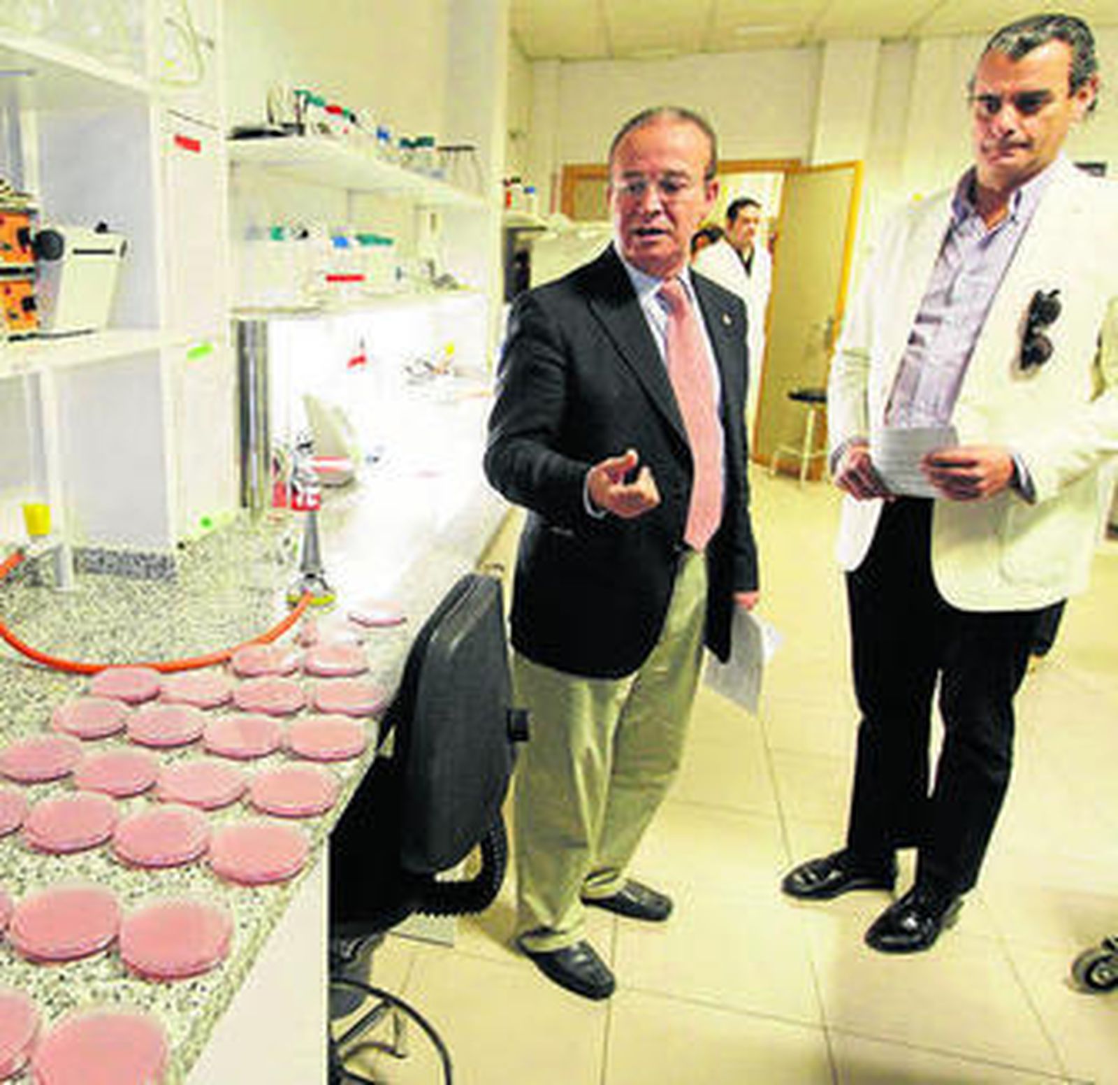 Juan Antonio Mérida, en el laboratorio municipal.