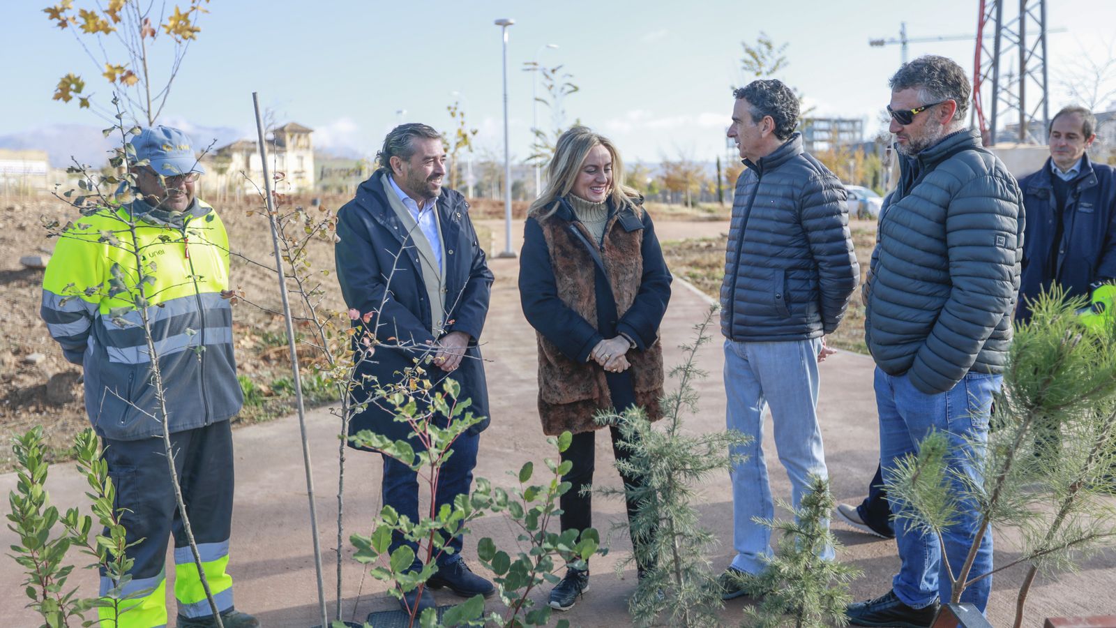 Plantación de árboles con la alcaldesa de Granada.