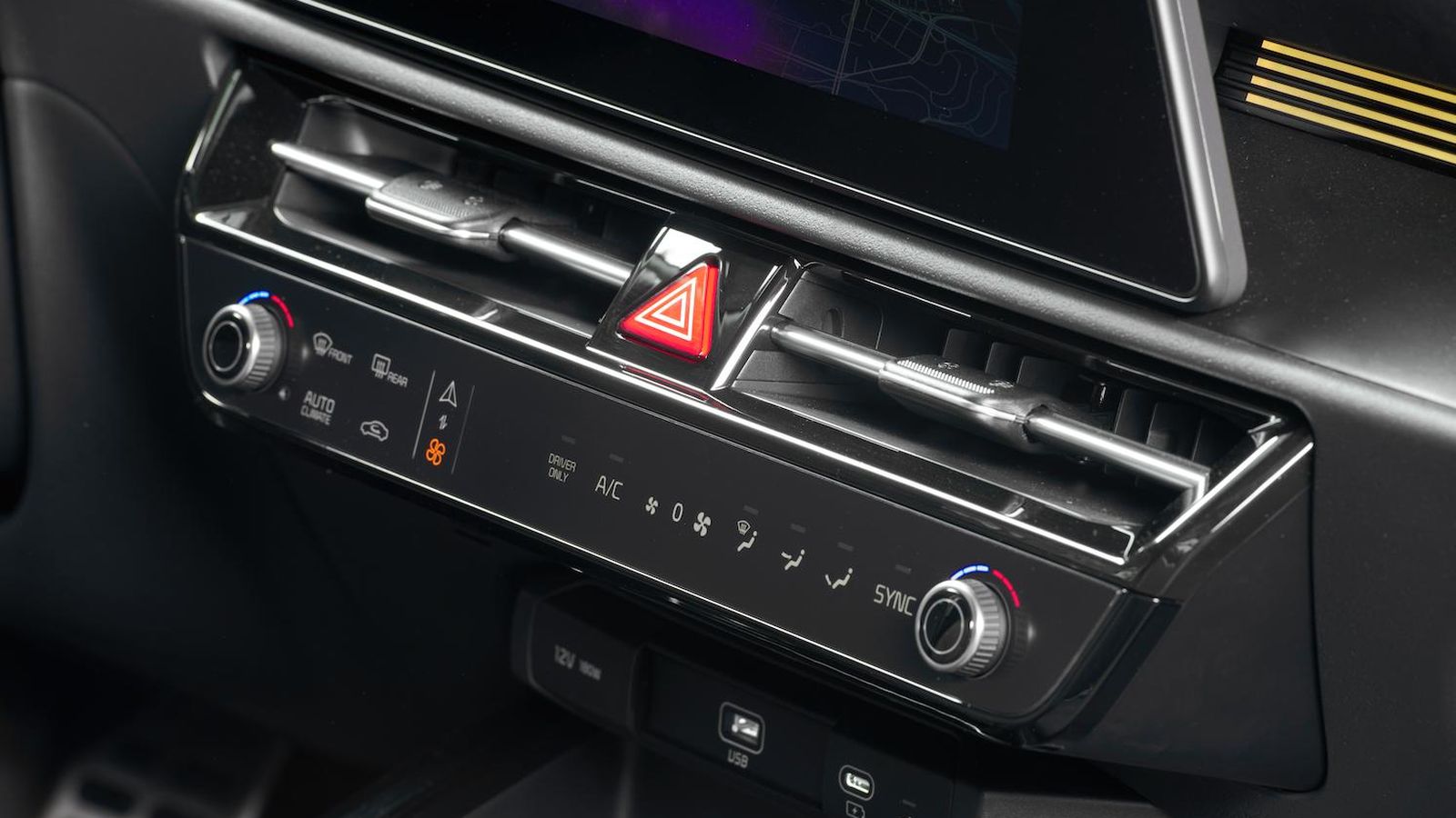 Según la función que se elija, esta pantalla ofrece los mandos de la climatización o atajos para la de infoentretenimiento.