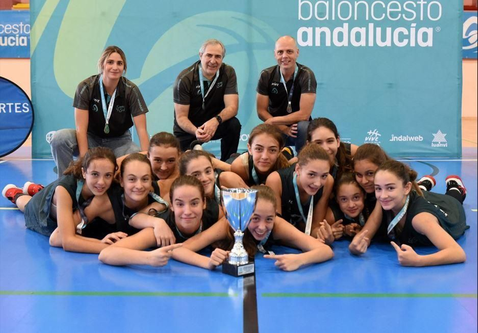 La selección cordobesa, con su trofeo de campeona