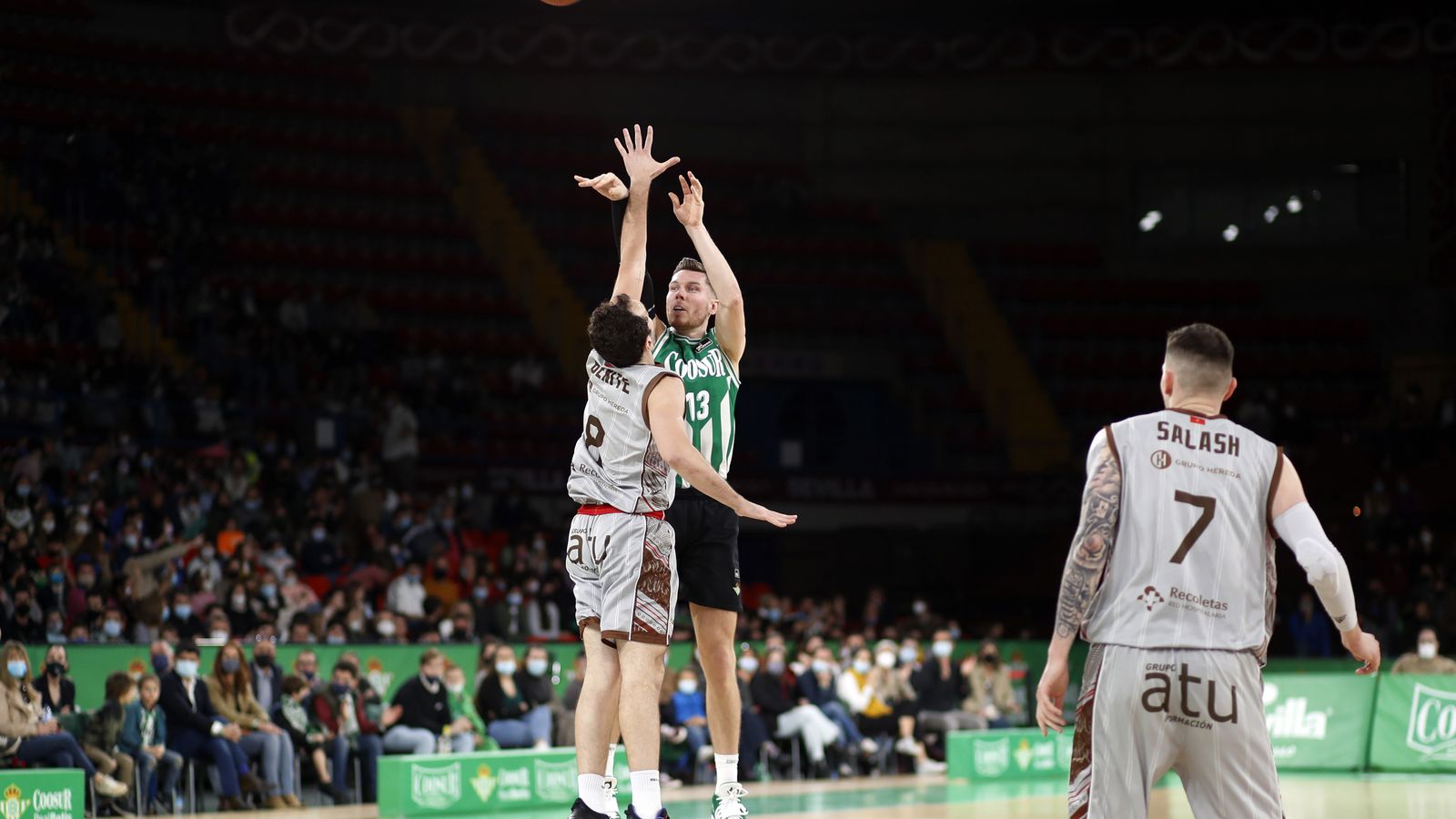Bertans lanza ante Benite en el partido disputado en el pabellón San Pablo la pasada campaña.