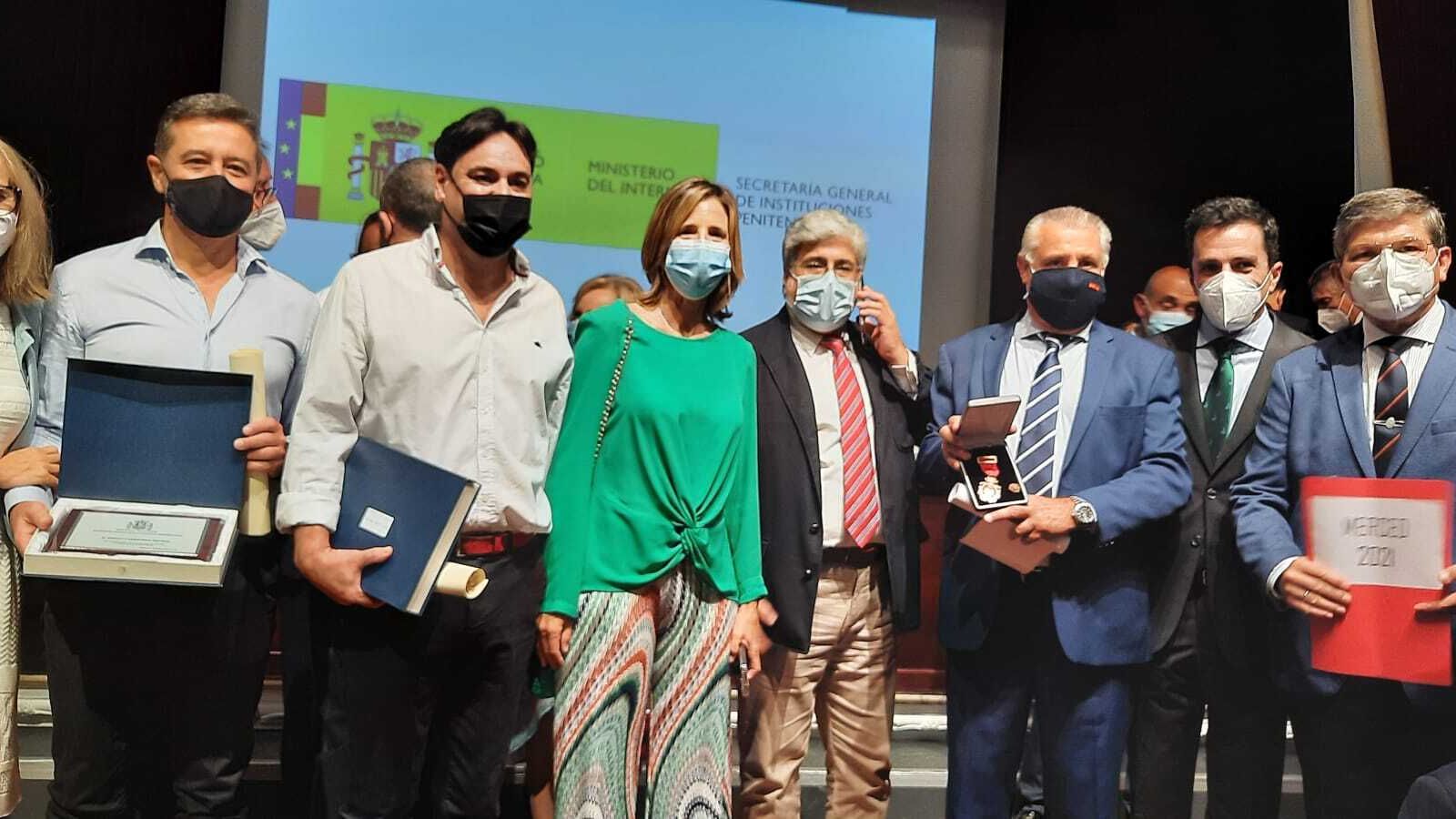 Los galardonados de Sevilla-I posan con la directora y los subdirectores de Tratamiento y Médico.