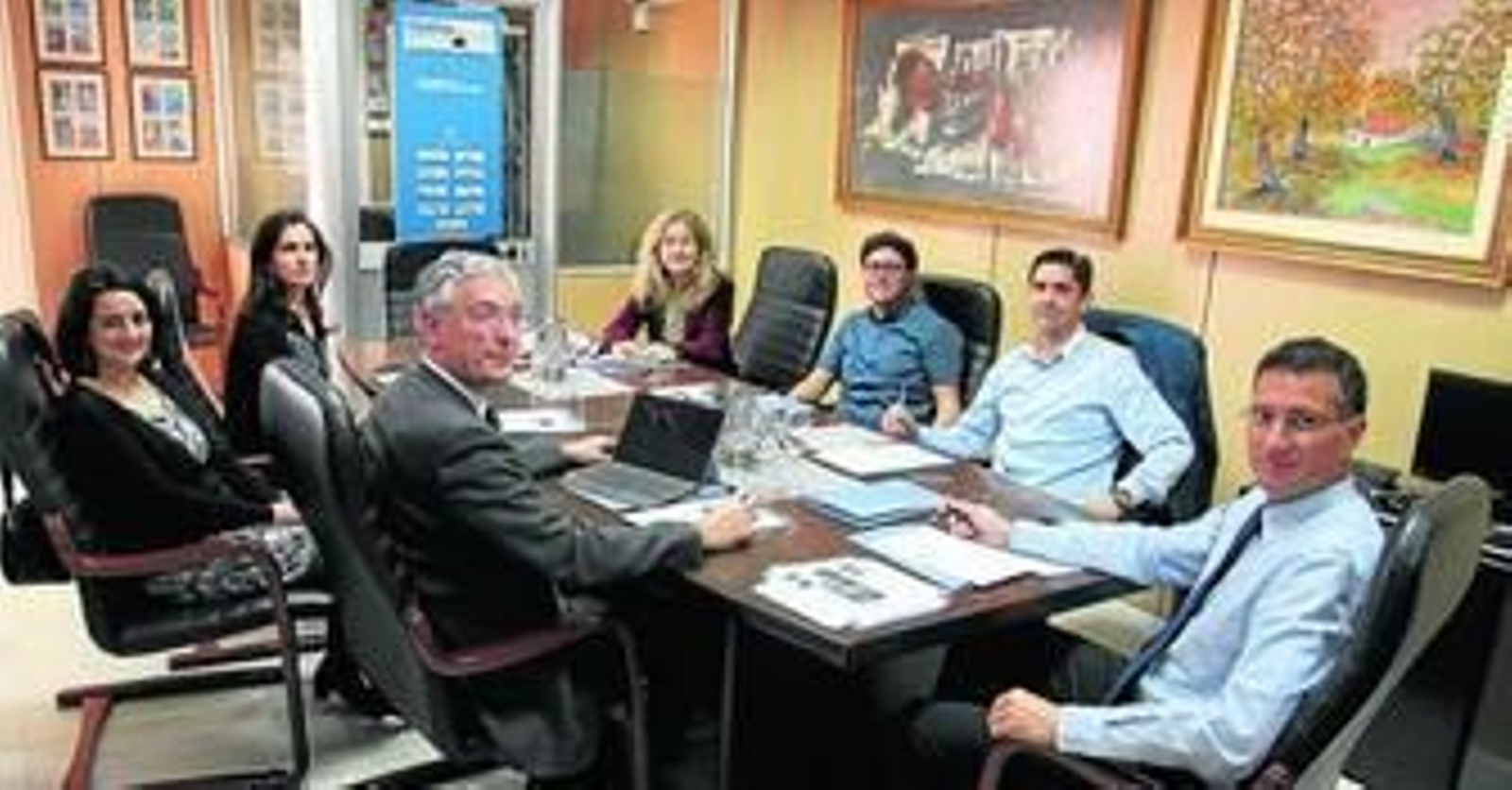 Los miembros del jurado, ayer, durante la reunión para elegir a los candidatos. Los miembros del jurado, ayer, durante la reunión para elegir a los candidatos.