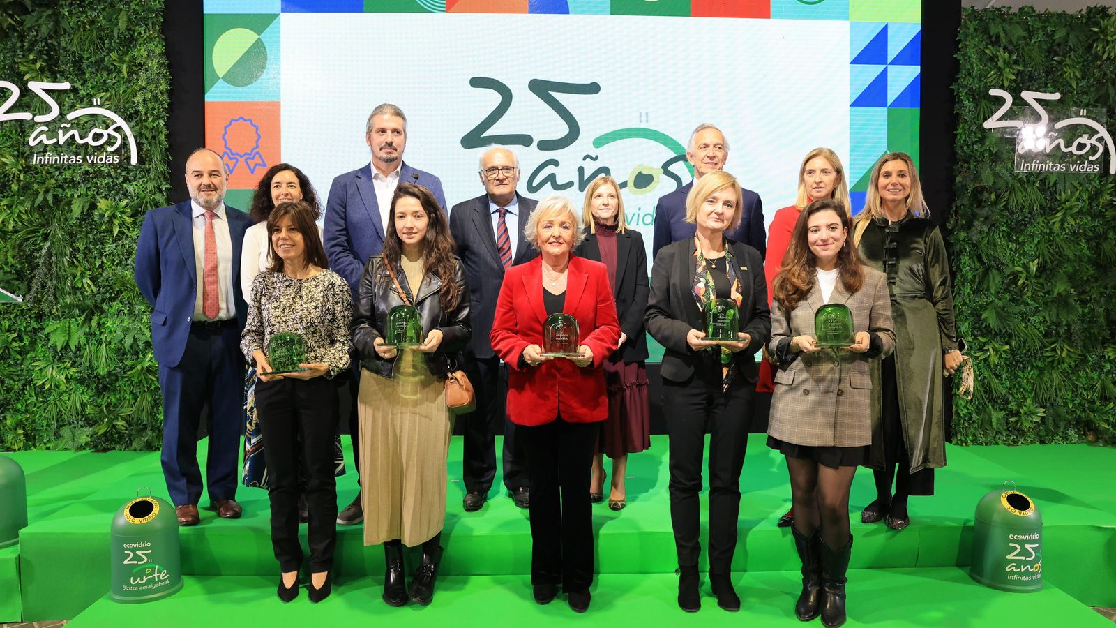 Foto de familia de los galardonados en los Premios Ecovidrio. Foto de familia de los galardonados en los Premios Ecovidrio.