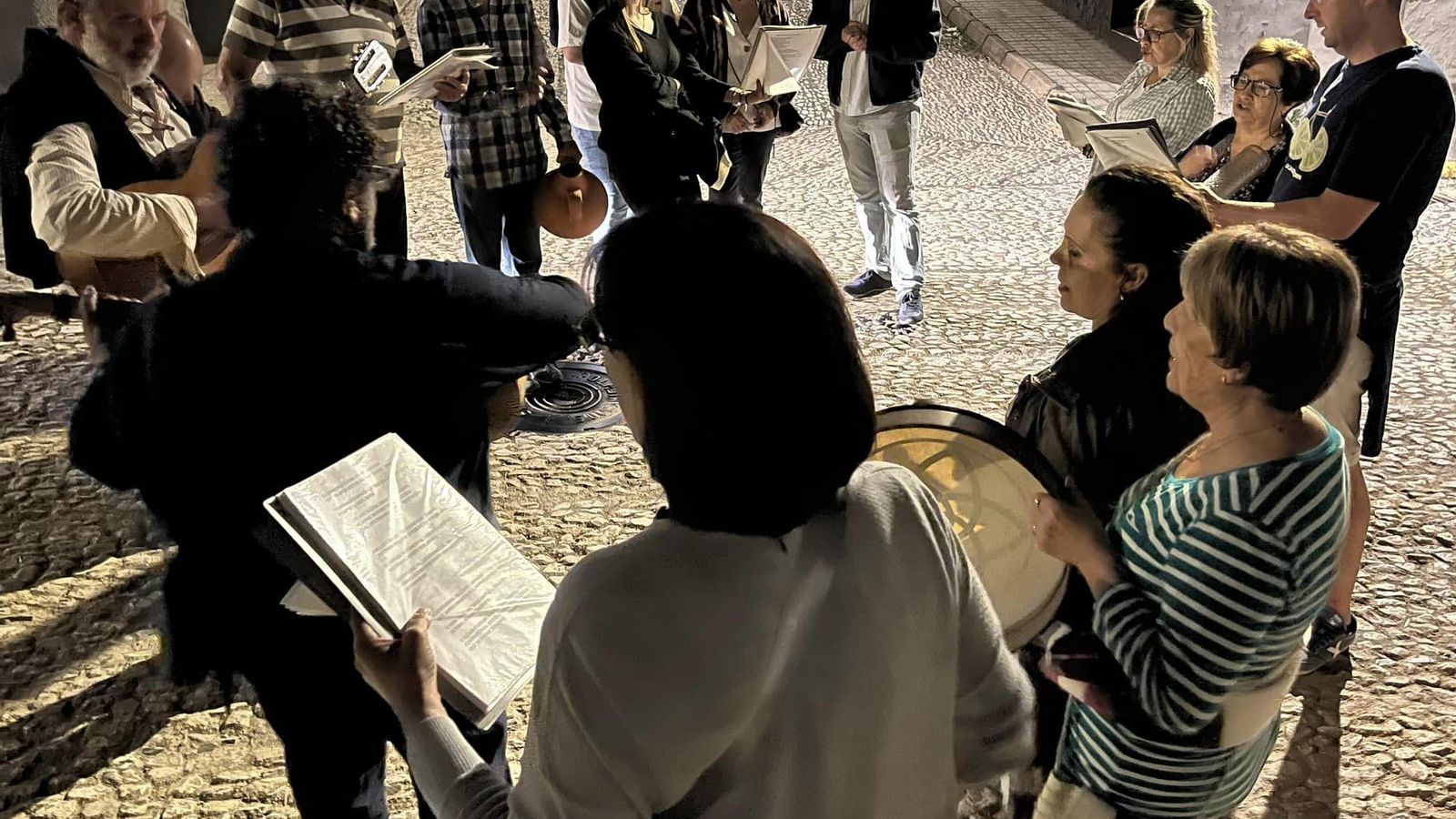 Los campanilleros de Galaroza durante un ensayo.