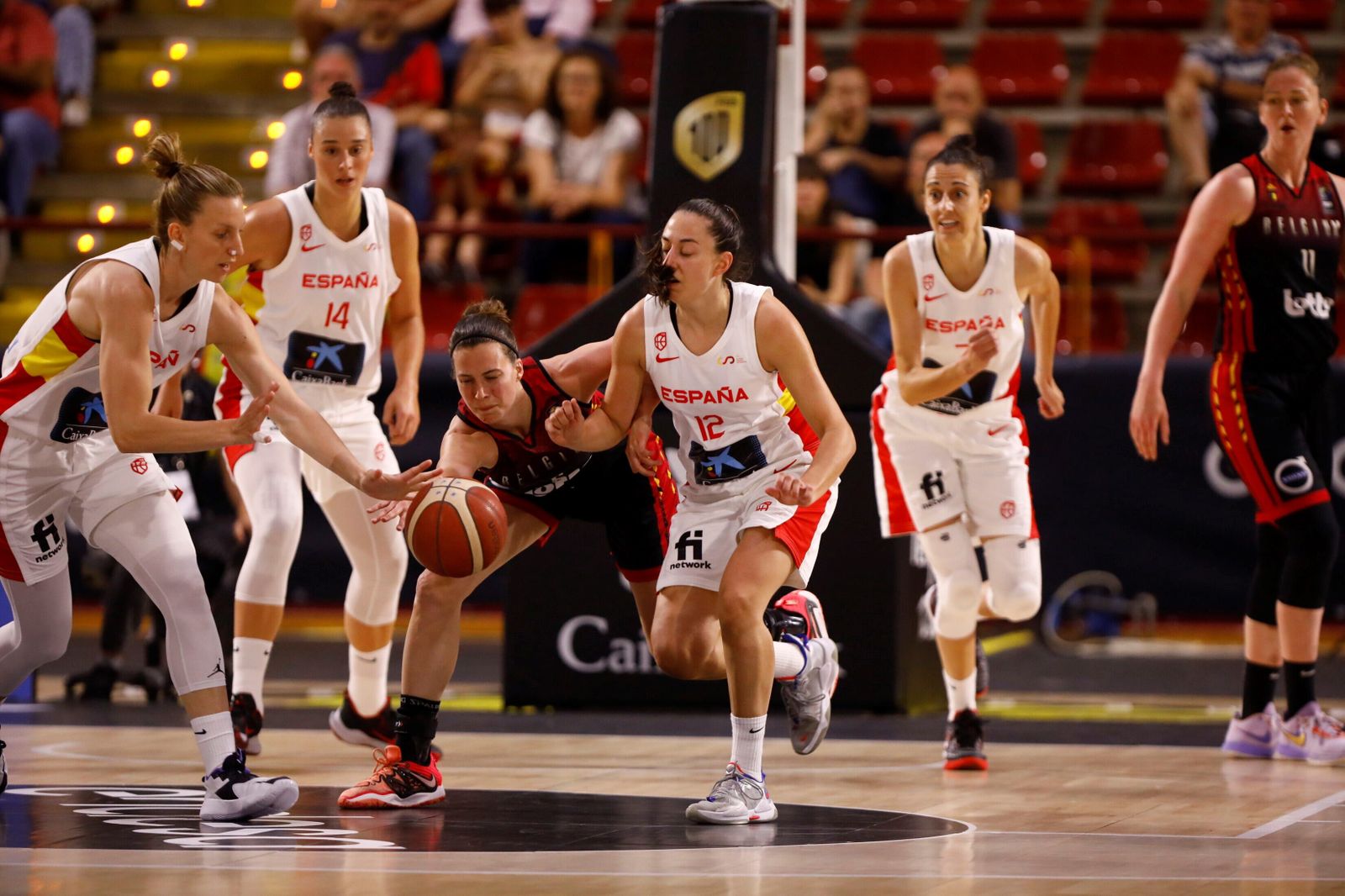 Las mejores fotos de la victoria de la selección española femenina de baloncesto ante Bélgica, en Córdoba