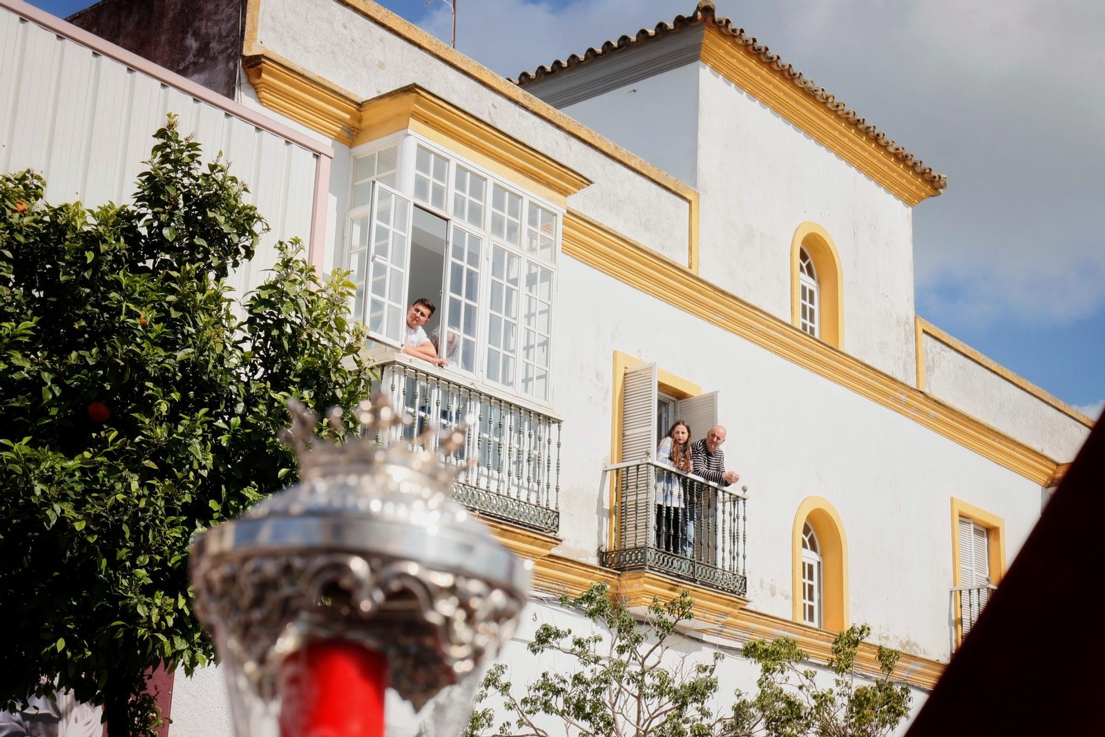Imágenes de la salida del Amor en la Semana Santa de Chiclana 2025