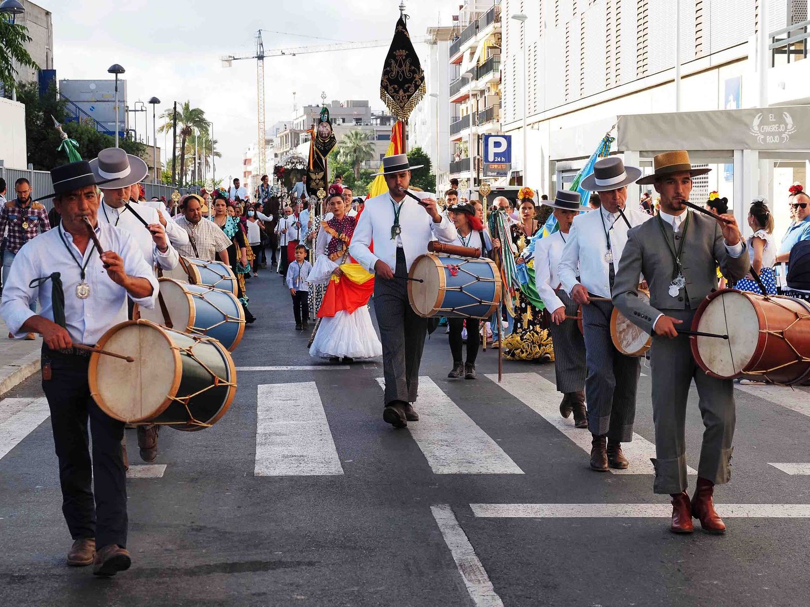 Salida de la Hermandad de Punta Umbría hacia El Rocío.