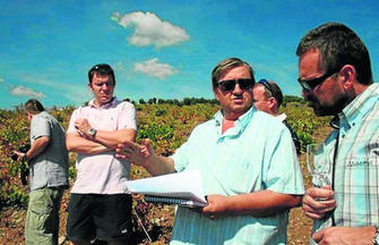 Francisco Calvache,  con los importadores checos en la visita a los viñedos.