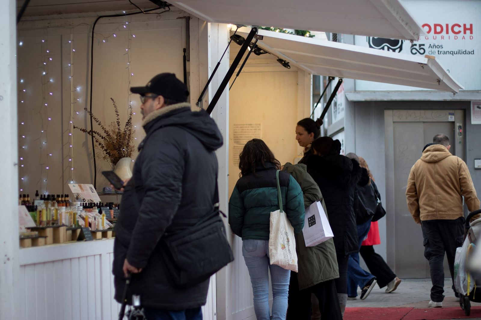 Varias personas visitan los puestos colocados en Fuente de las Batallas.
