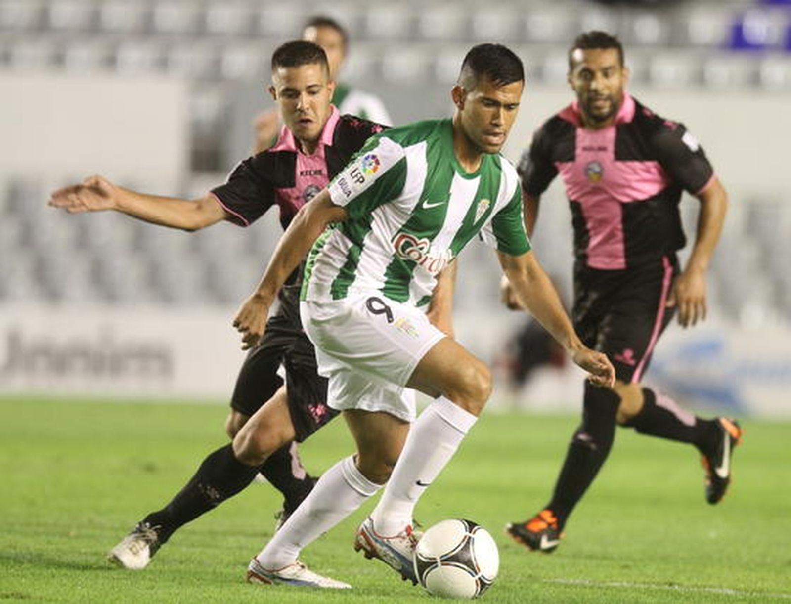 Un tanto en la prórroga y en propia puerta del exblanquiverde Pablo Ruiz mete al CCF en 1/16 de final de la Copa.

Foto: Joma