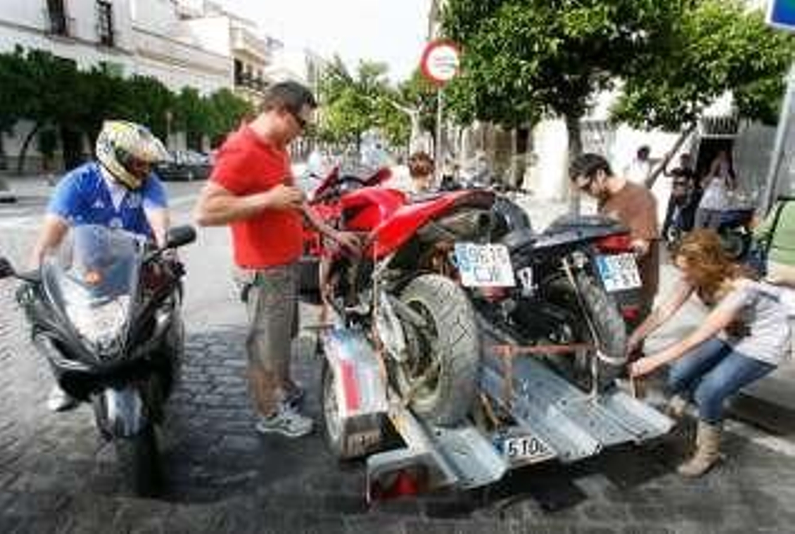 Interior pide "doble prudencia" a los moteros