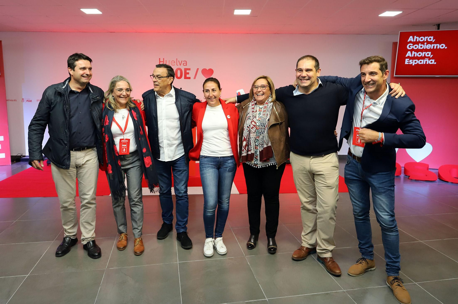 El secretario general del PSOE de Huelva, Ignacio Caraballo, con los seis representantes conseguidos por su partido en la noche de ayer.