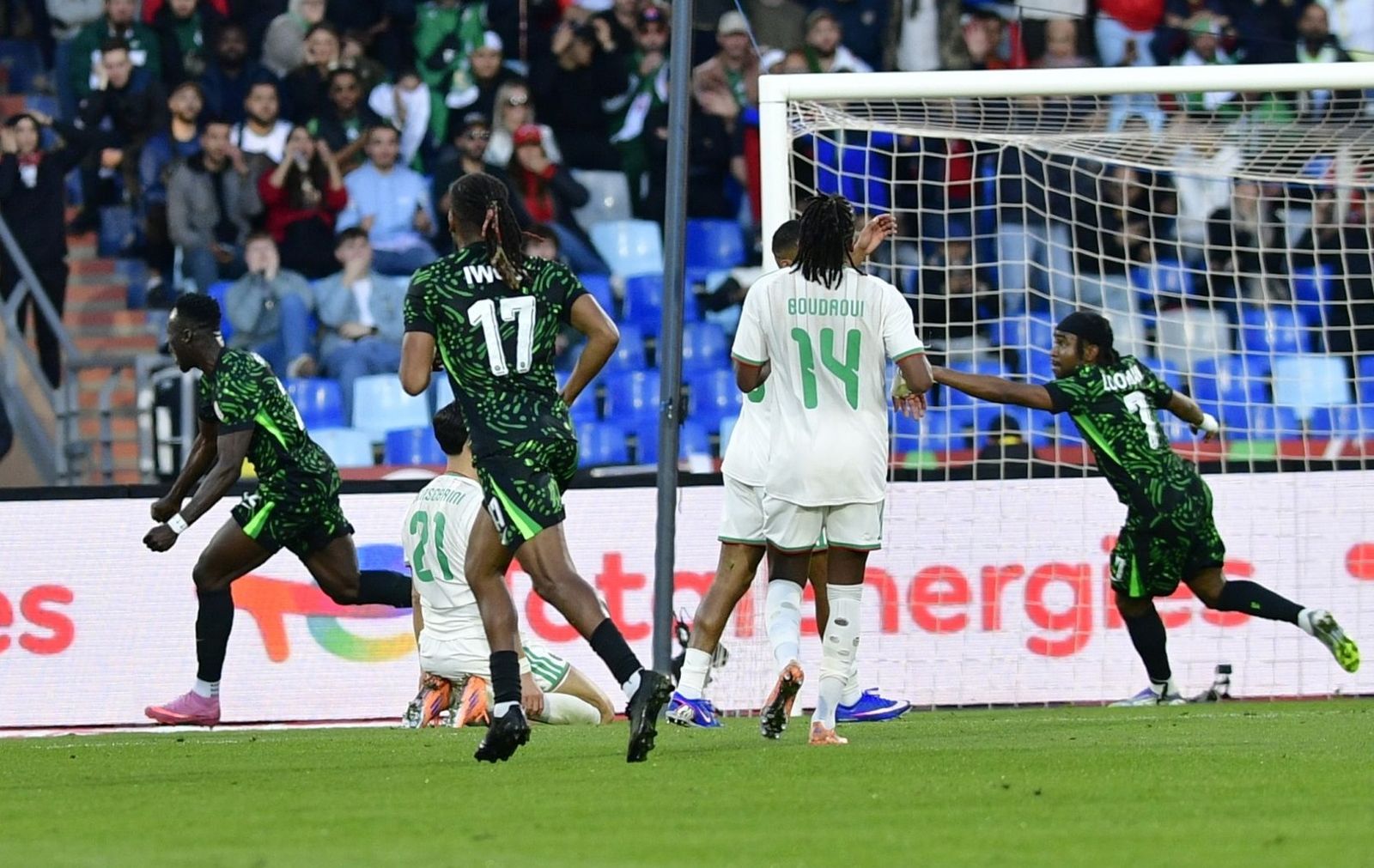 Akor Adams celebra su gol ante Argelia.