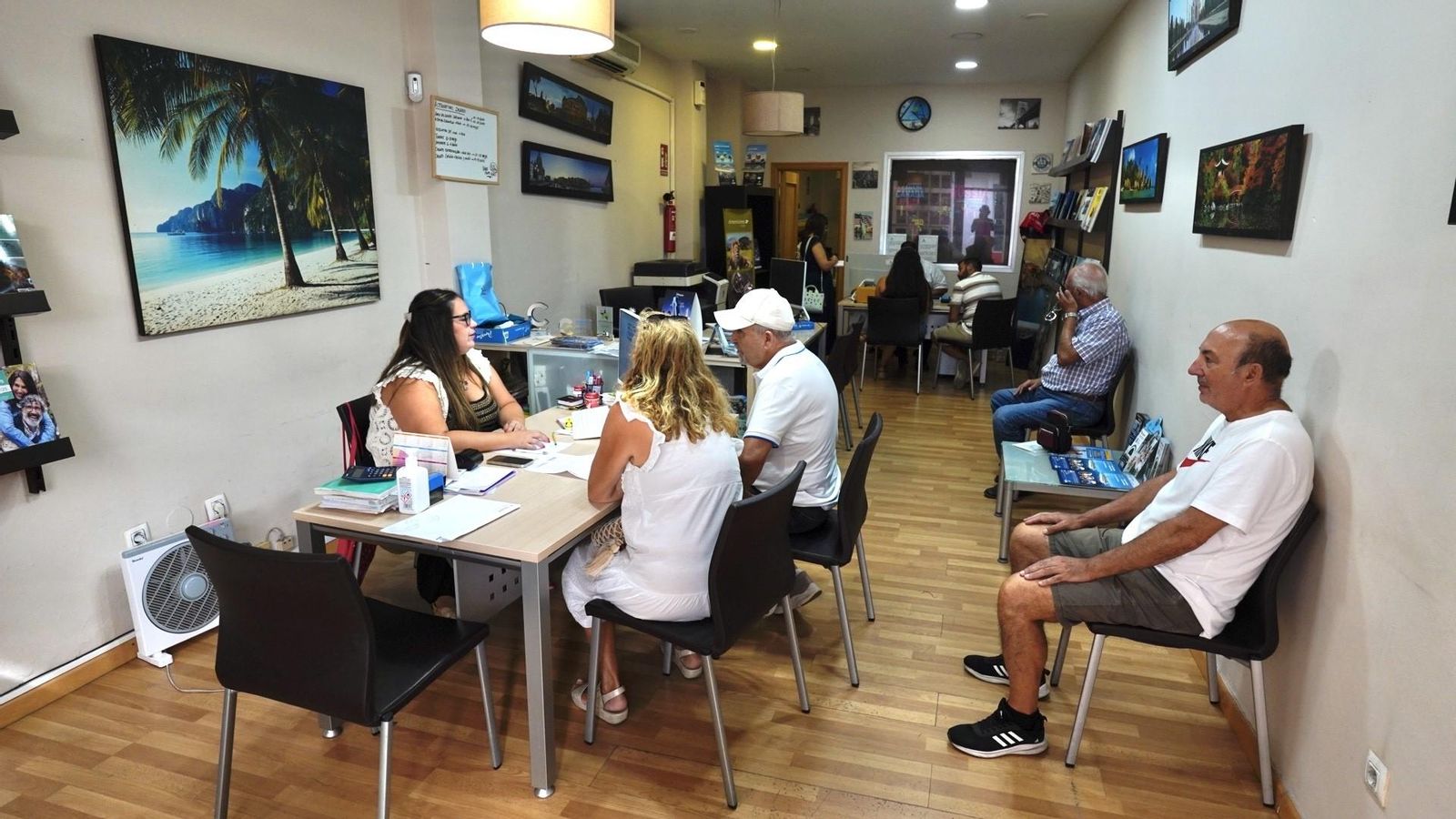 Jubilados esperan para ser atendidos en la agencia Porto Albo SL.