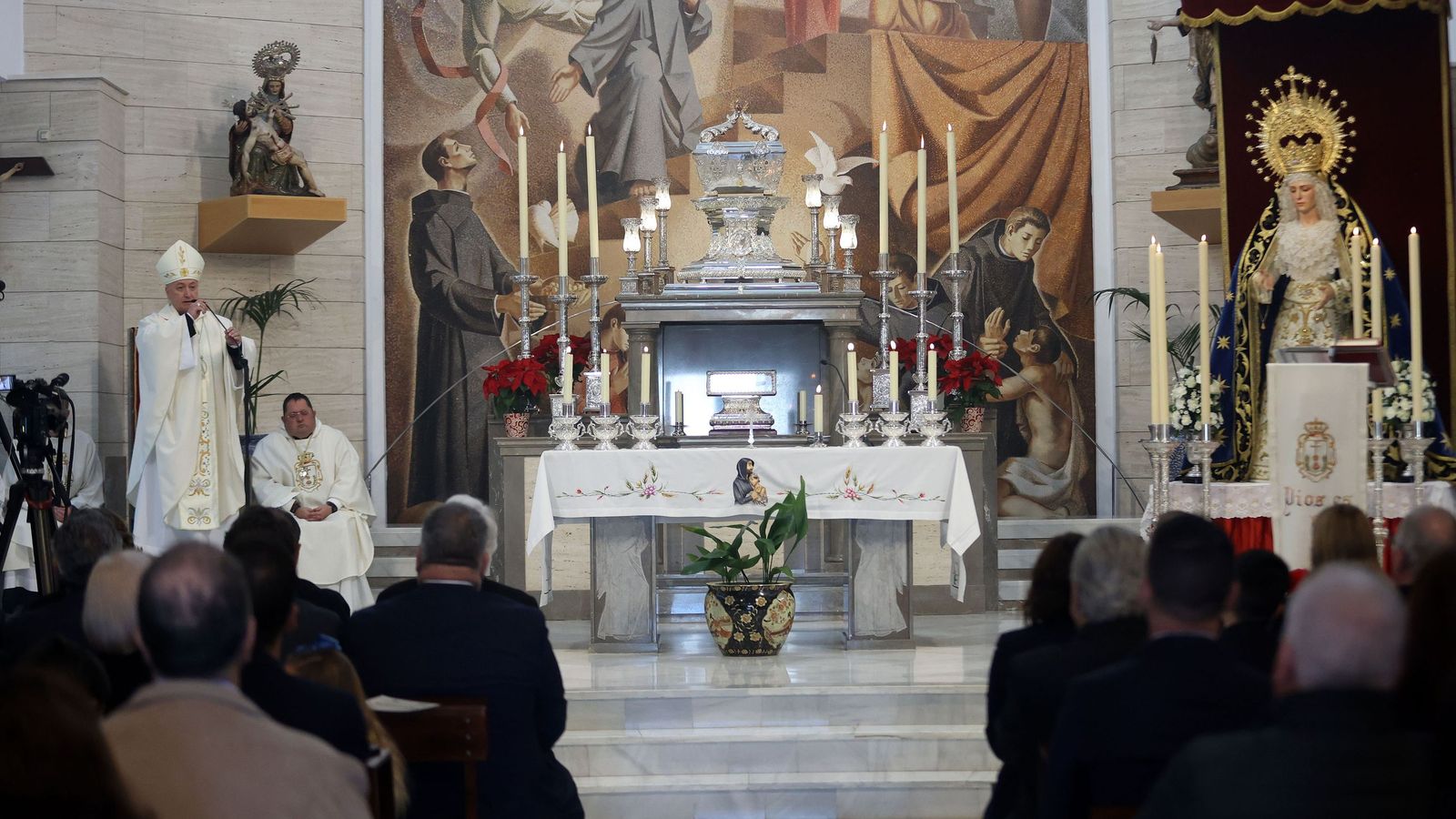 Imágenes de la bendición de María Santísima de los Enfermos y Reina de Todos los Santos
